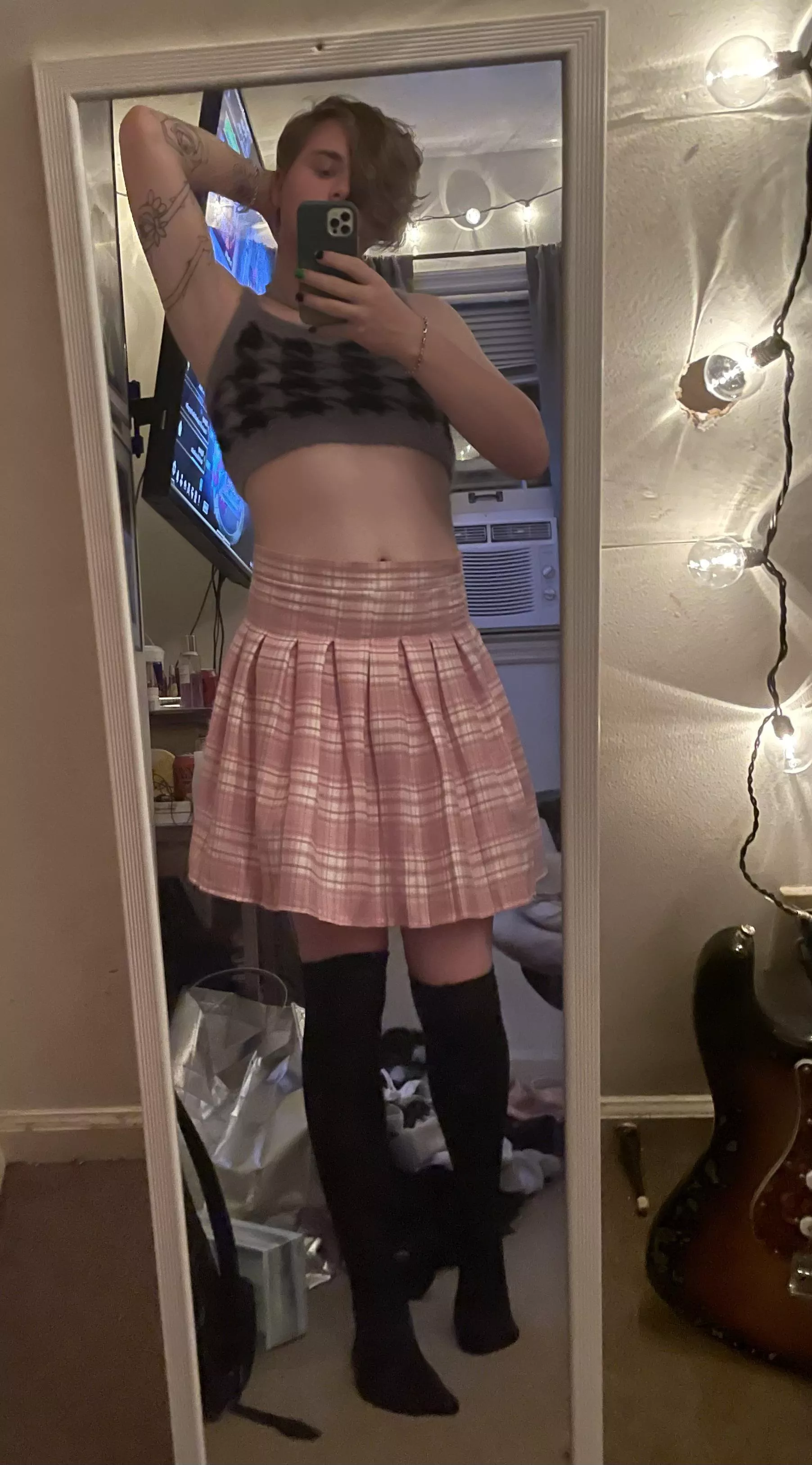 Verrryyy new to this, never posted in female clothes before. I knowwww they don’t match and look horrible buuut… woman? 👉👈 posted by baggies111