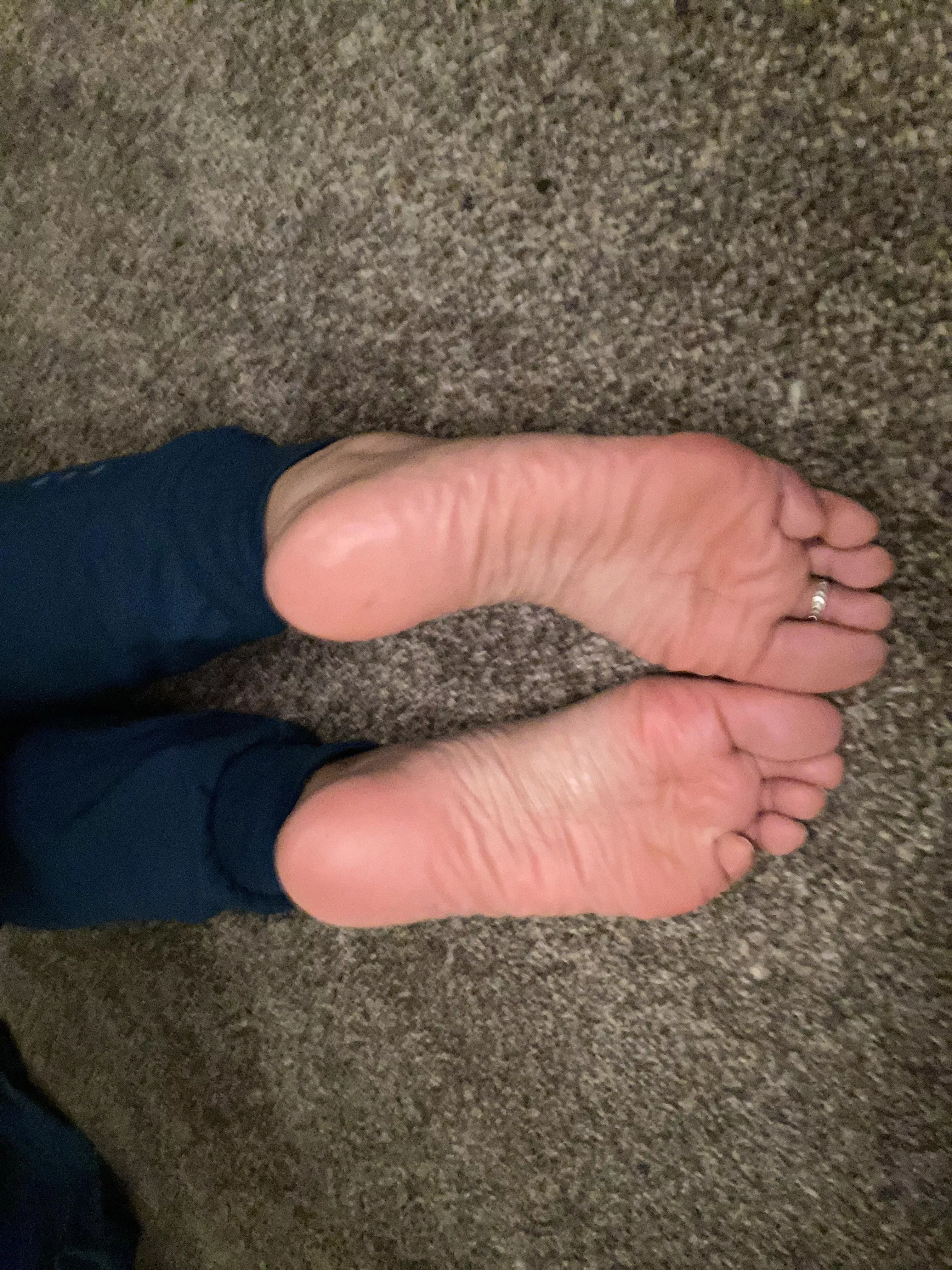 Waiting for some cum and someone to fuck my sole posted by Carmelfeet