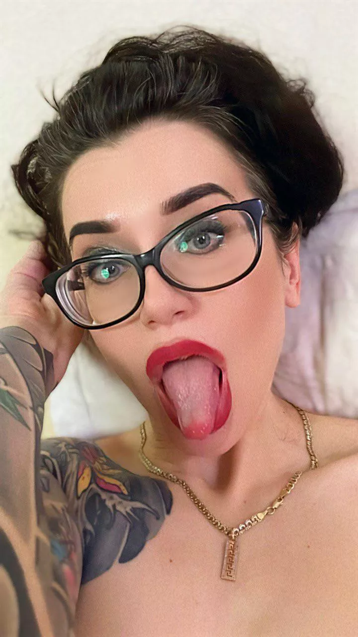 Wanna cum on my face and glasses? posted by Juliadomaina