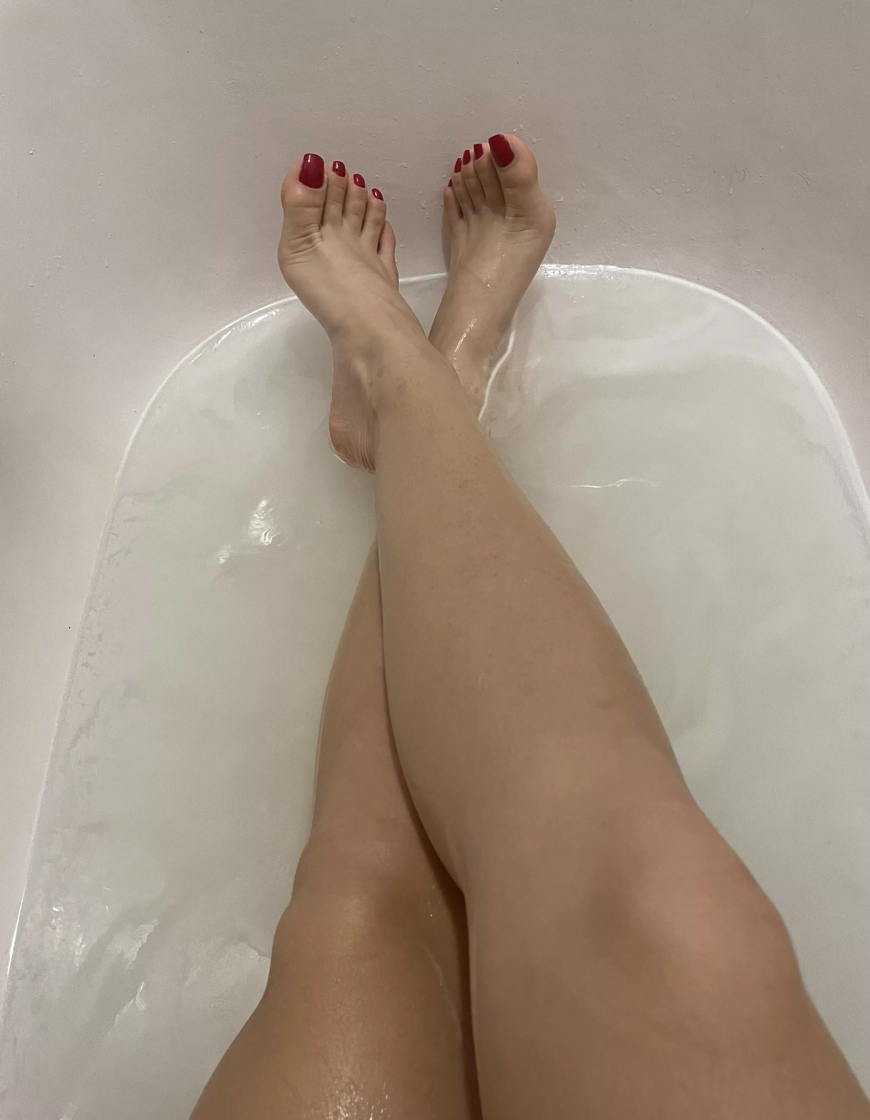 Wash my feet 😋 posted by Livfeets