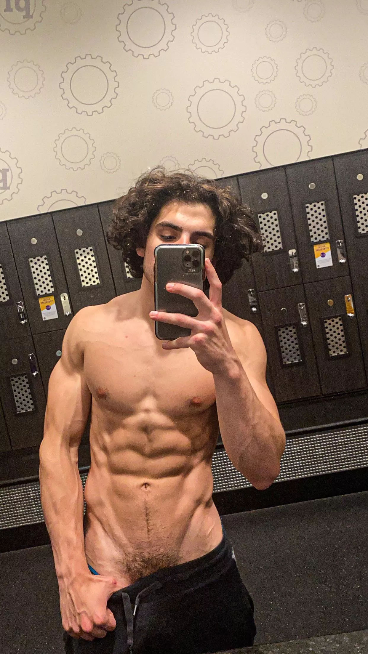 Wassup fellow bros! I’m 19. do you dig the physique? (Not the best pose lol) posted by Ivansdungeon