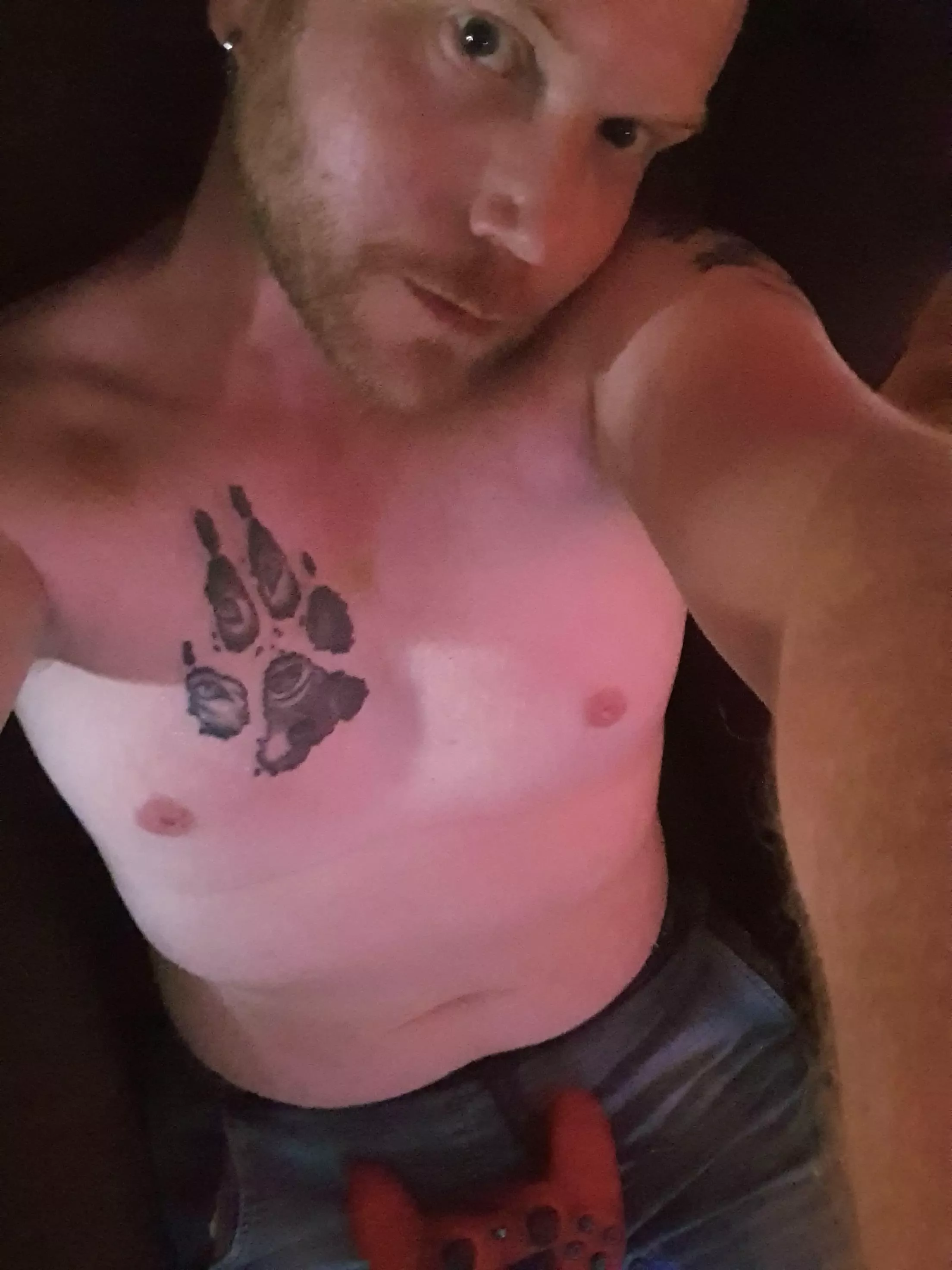 Way to hot to put on a shirt😇 posted by gaytjuh