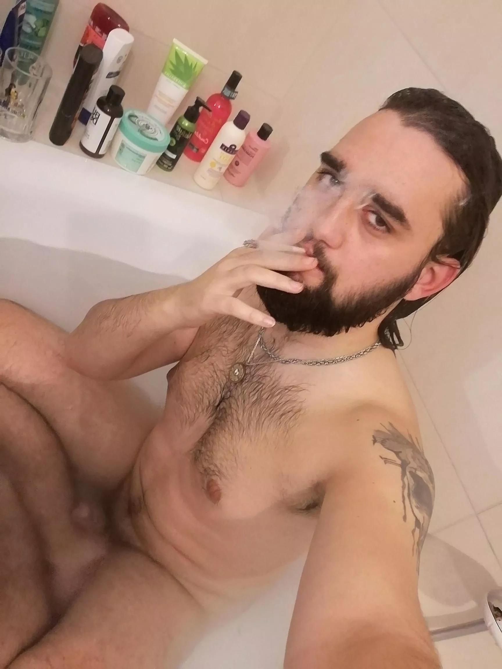 Weed in the tub - [M] 24 posted by DeeptalkerBeautybutt