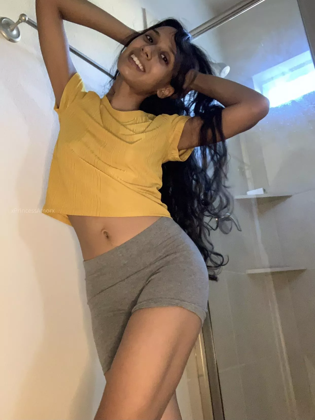 What better way to start the week than in a croptop? posted by xprincessamorx