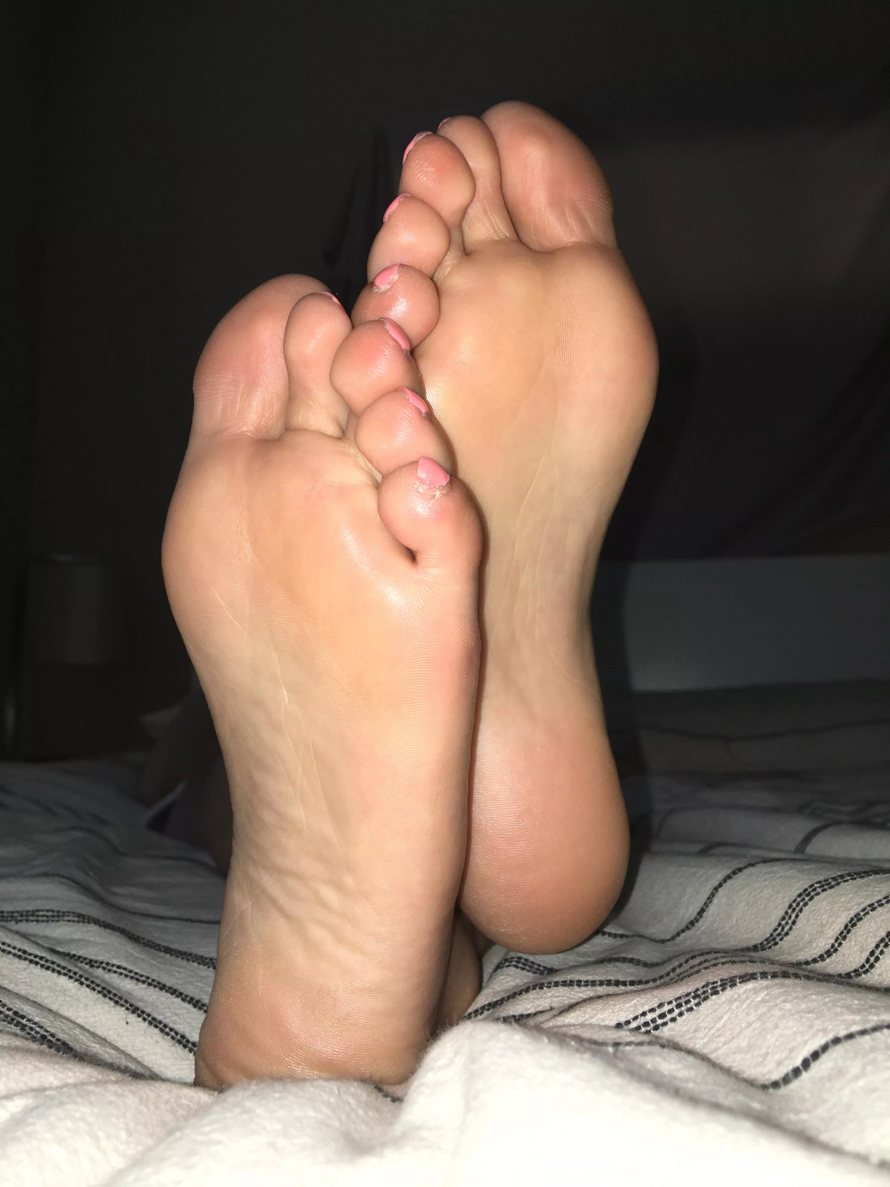 What do you think of my gfâ€™s feet? What would you do? â¤ï¸ PM posted by Chevy0047