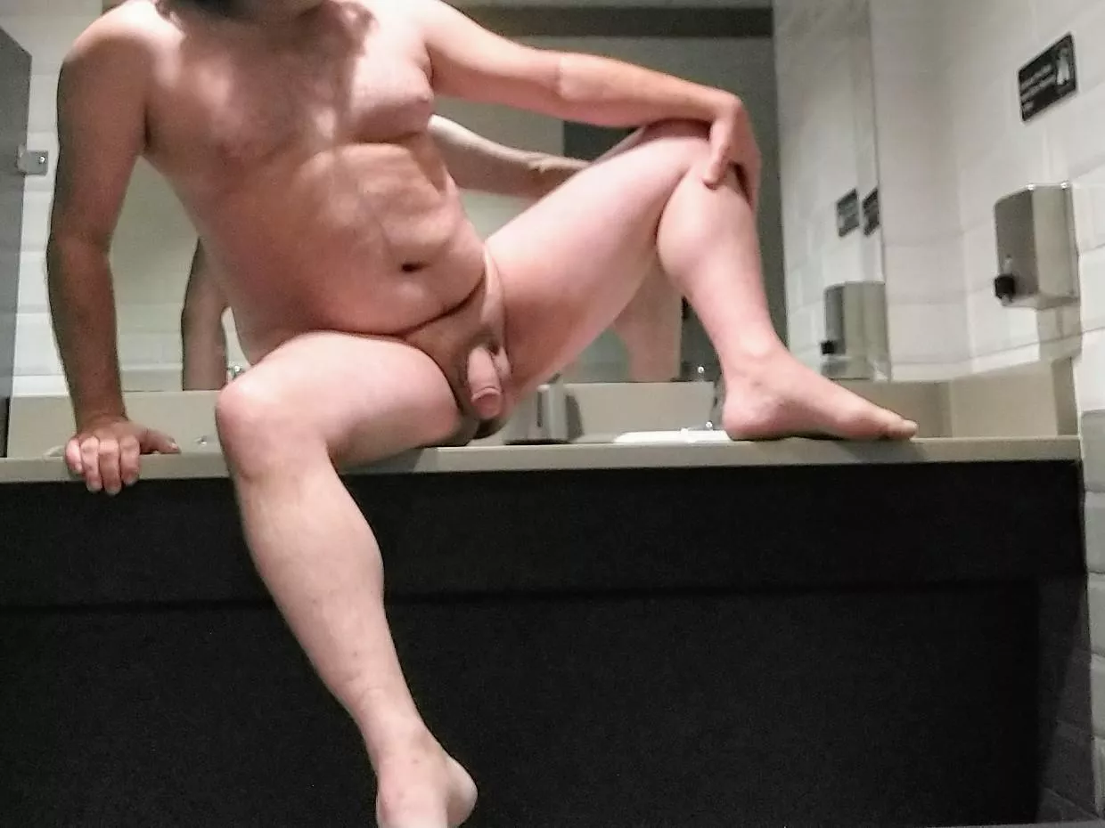 What would you think walking into a public restroom and finding this dad bod? 😜 posted by Xander6942