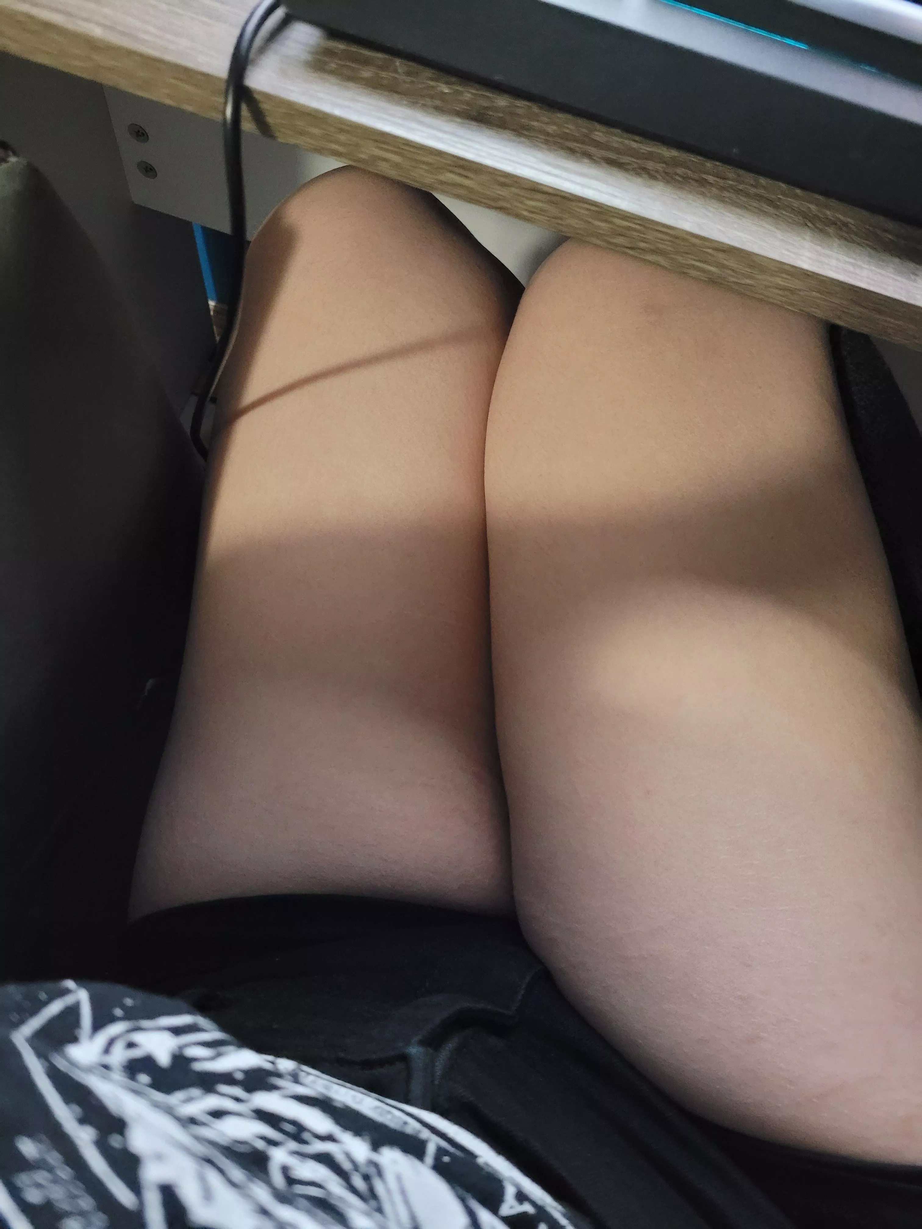 Where do people sell thigh pics? posted by MichaIsGAY