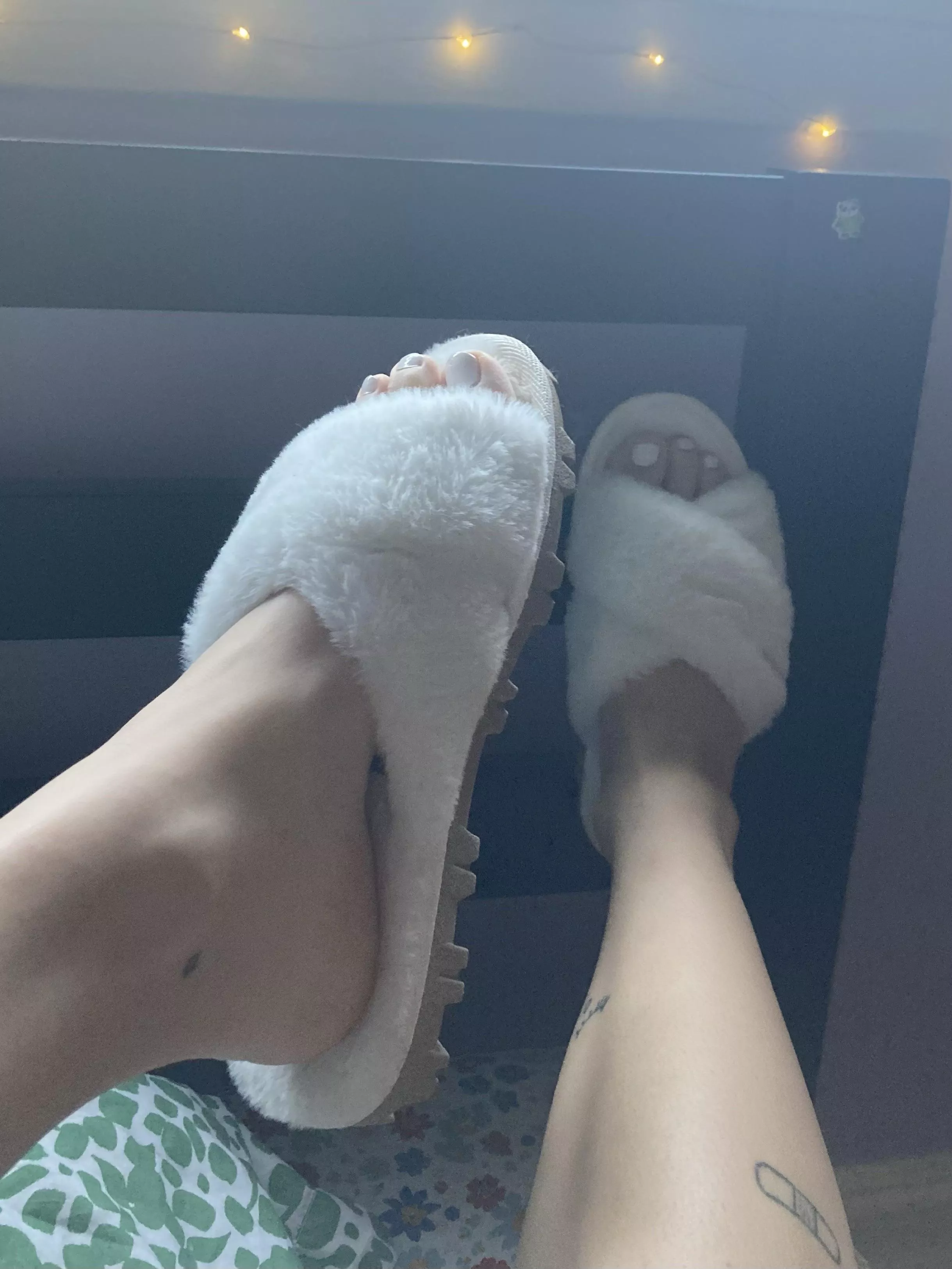 white toes and fluffy slippers 🥵 posted by d3monbabi3