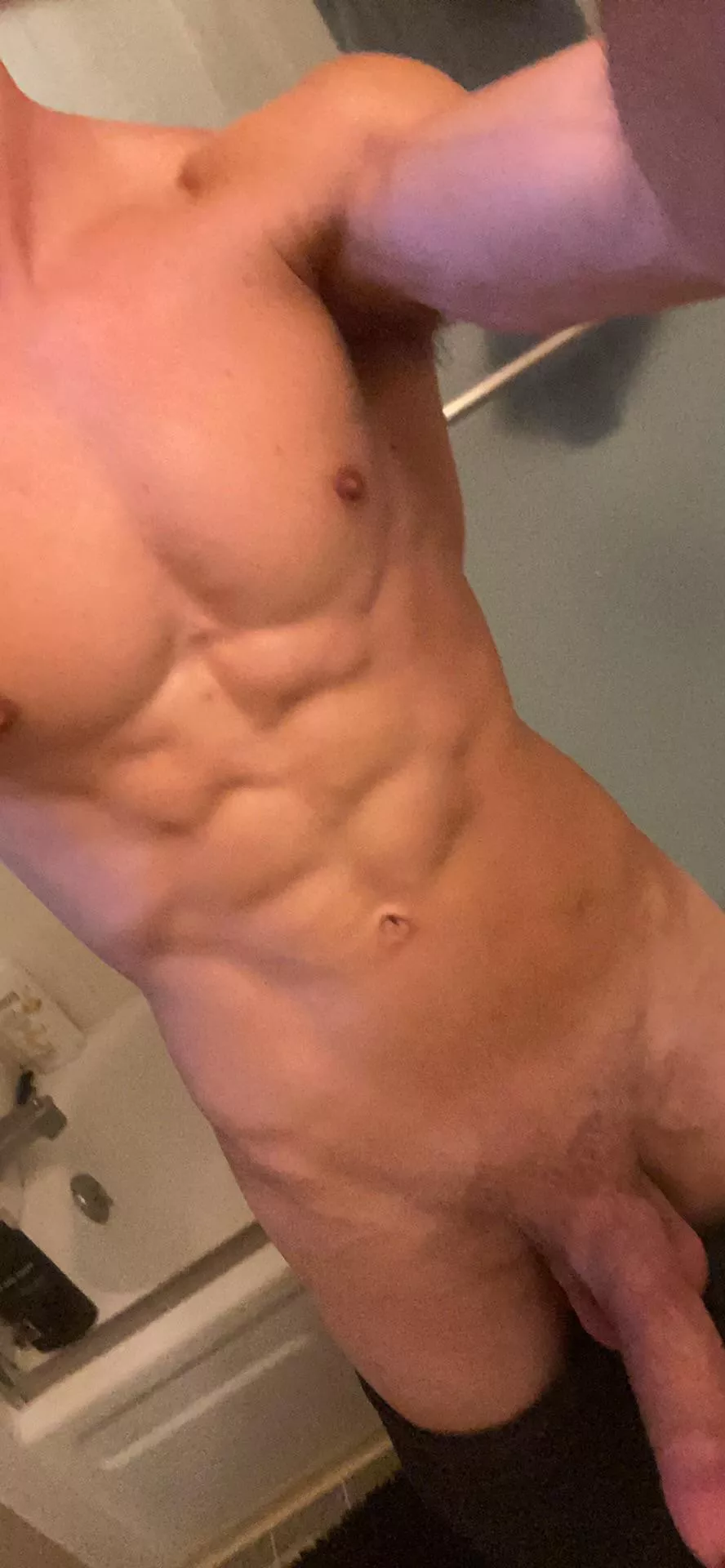 Who doesnâ€™t like abs and a massive cock? ðŸ˜œðŸ†ðŸ‘ŒðŸ¥µ posted by 6T9TittyLover