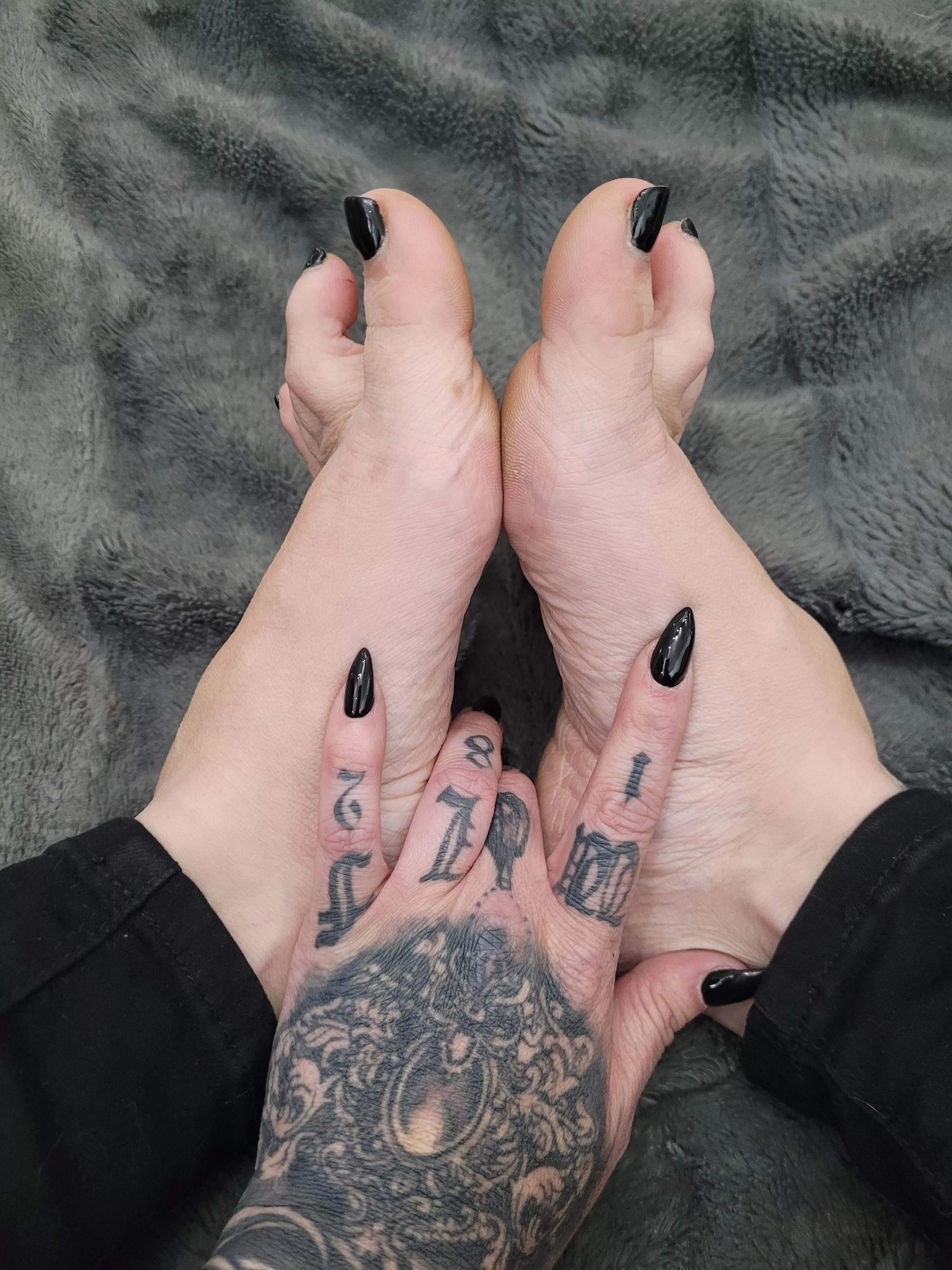 Who else finds feet beautiful? 💋🖤🔪 posted by Christina_Chaos