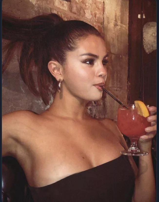 Who else would love to drink Selena Gomezâ€™s milk from her tits posted by Guyguy02690