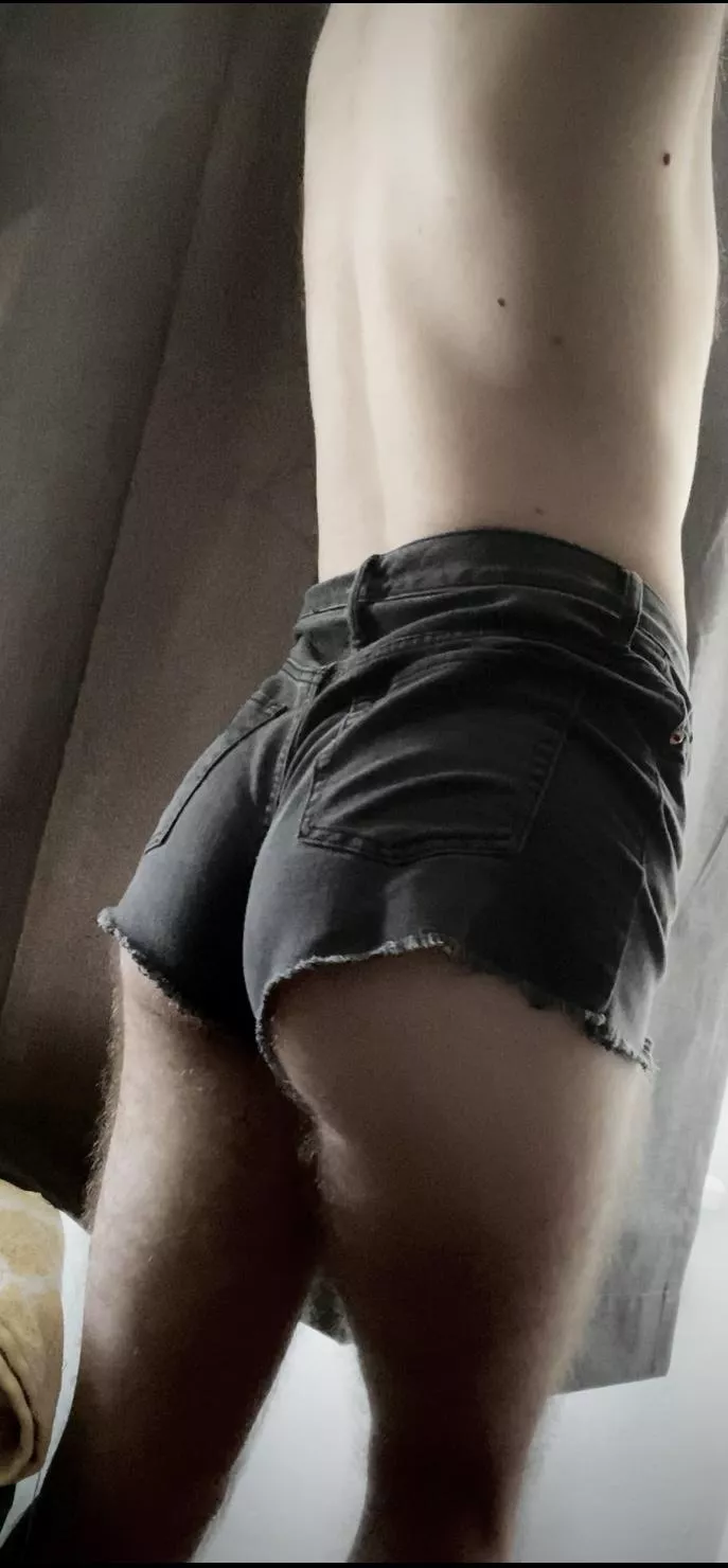 Who here likes guys in short shorts? posted by sneakers4weeks