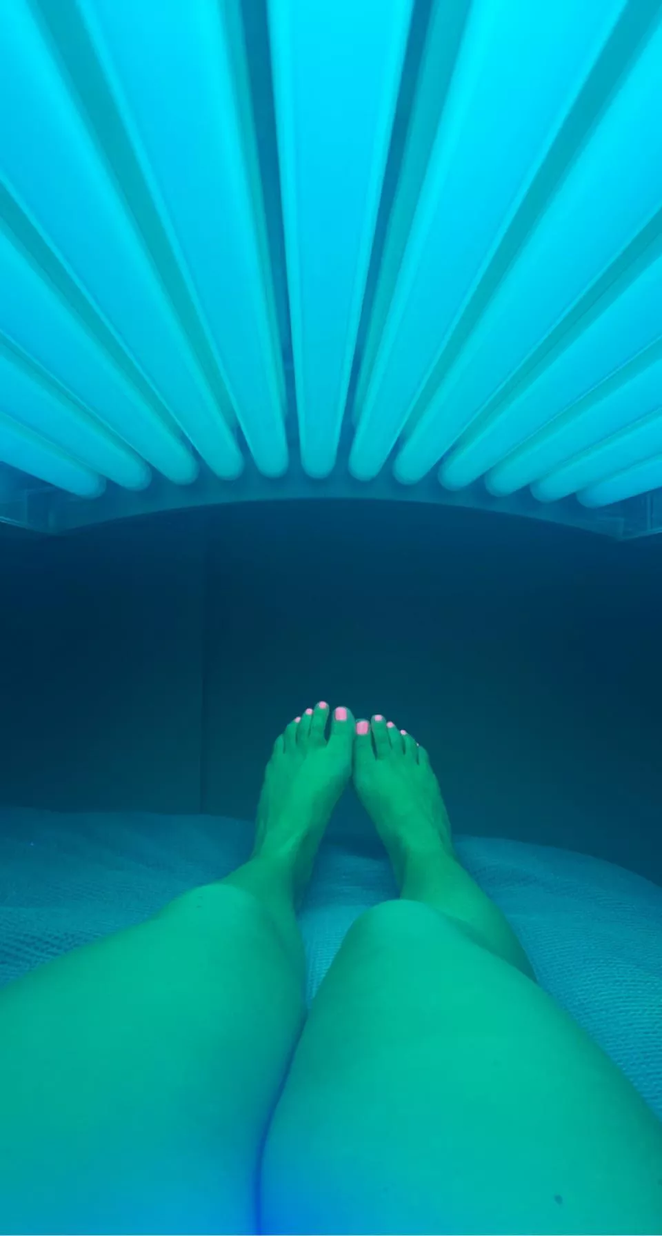 Who likes my nail color in the solarium? posted by Serenaqueeen