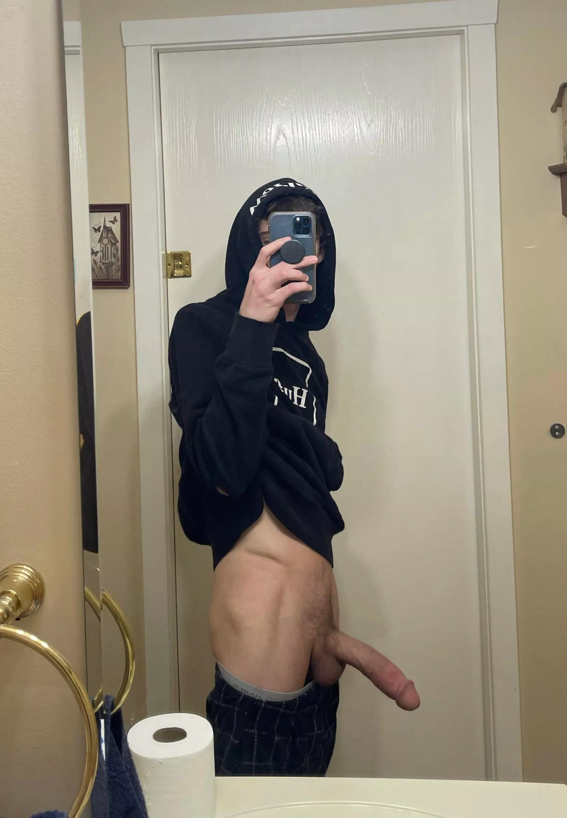 who likes skinny guys? 😉 (18) posted by youngnhungx