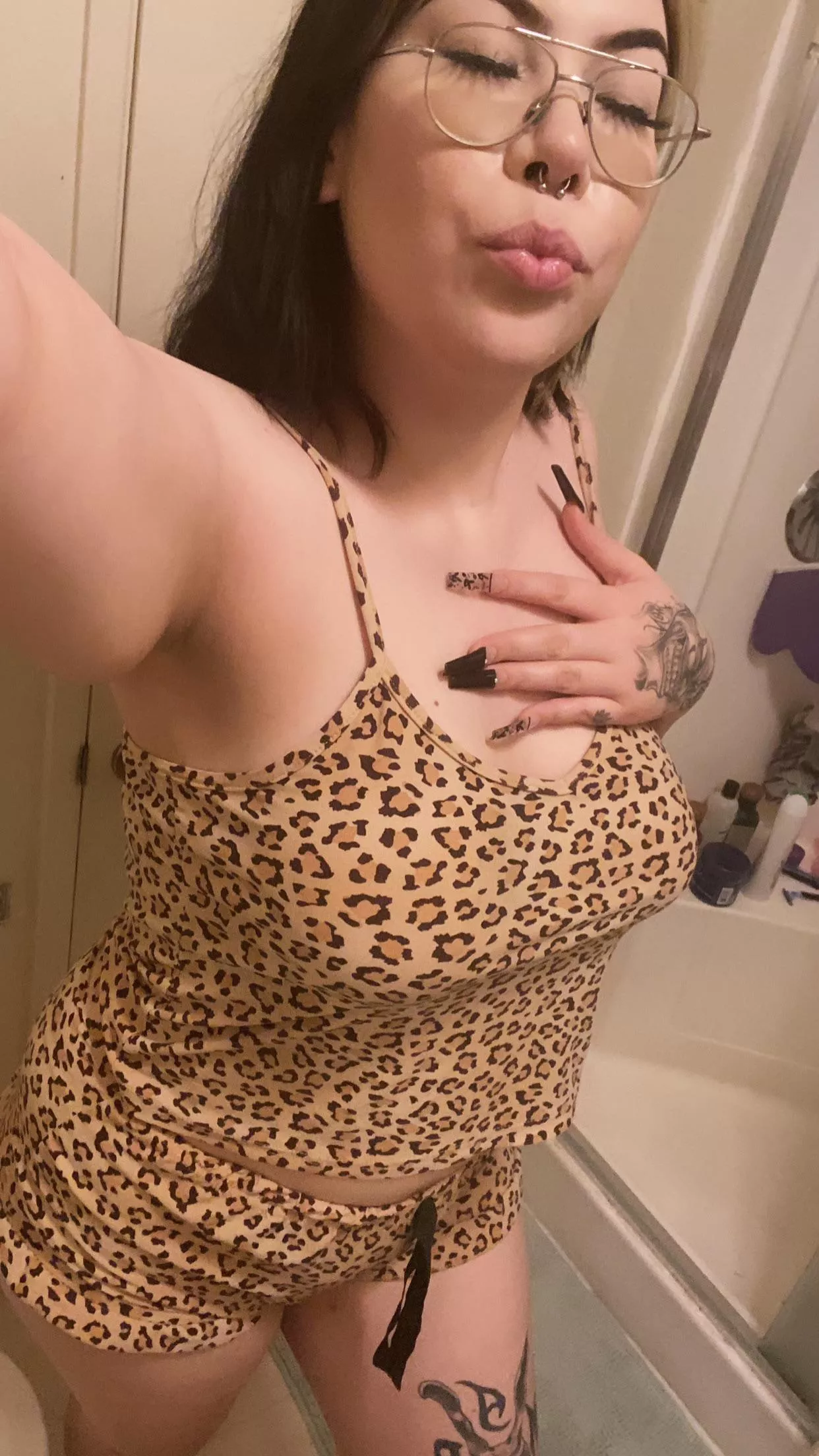 who likes to fuck like animals ? 😋 posted by triste_chelixxx