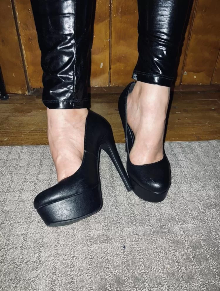 Who loves some black pumps! ❤️ posted by Femdom_Couple1992