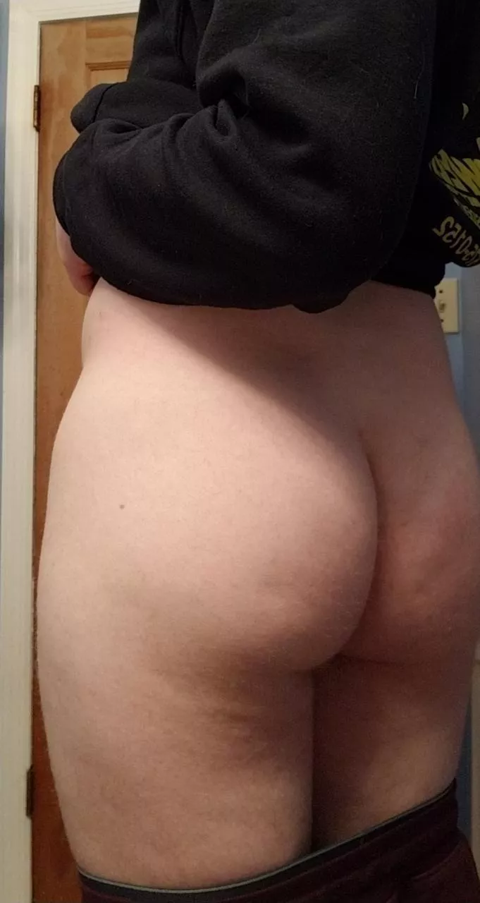 Who wants some femboy butt😊 posted by larsbaby19