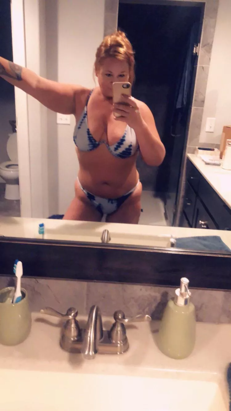 Who wants to join me in the hot tub? (F) posted by enis0510