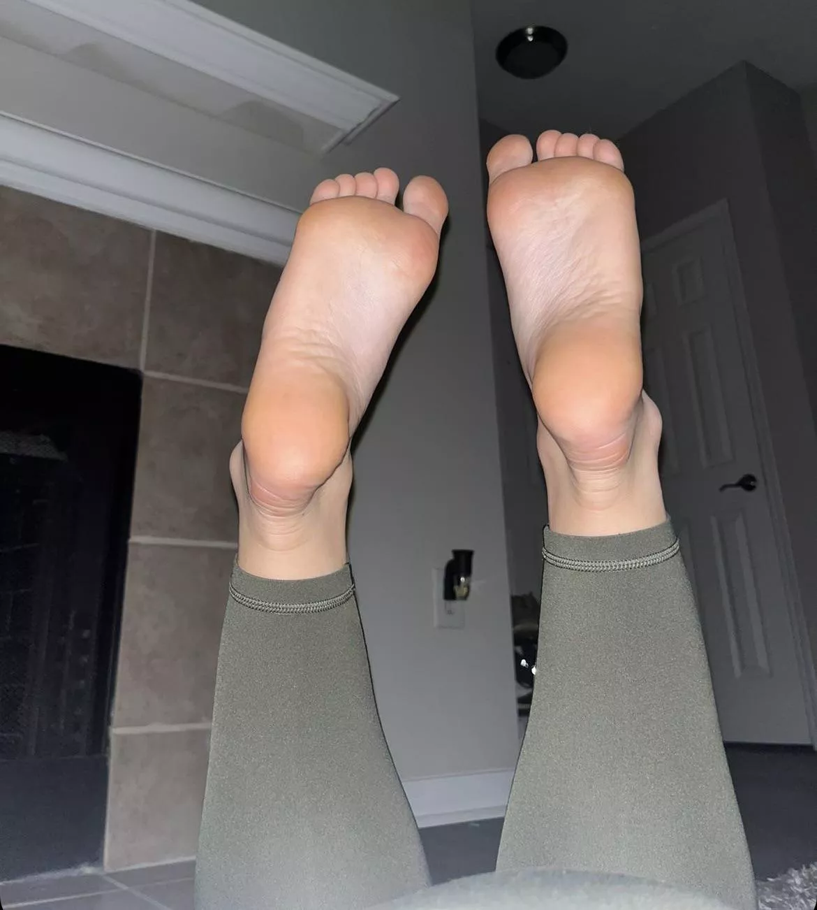 Who wants to rub my feet posted by EmilyWilliamsxoxo