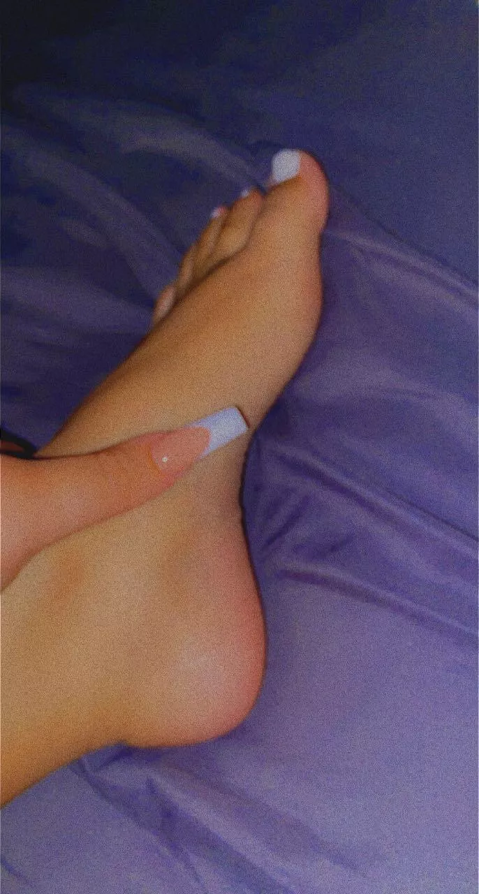 who wants to rub my feet?🥺 posted by Lonely_Economics4038