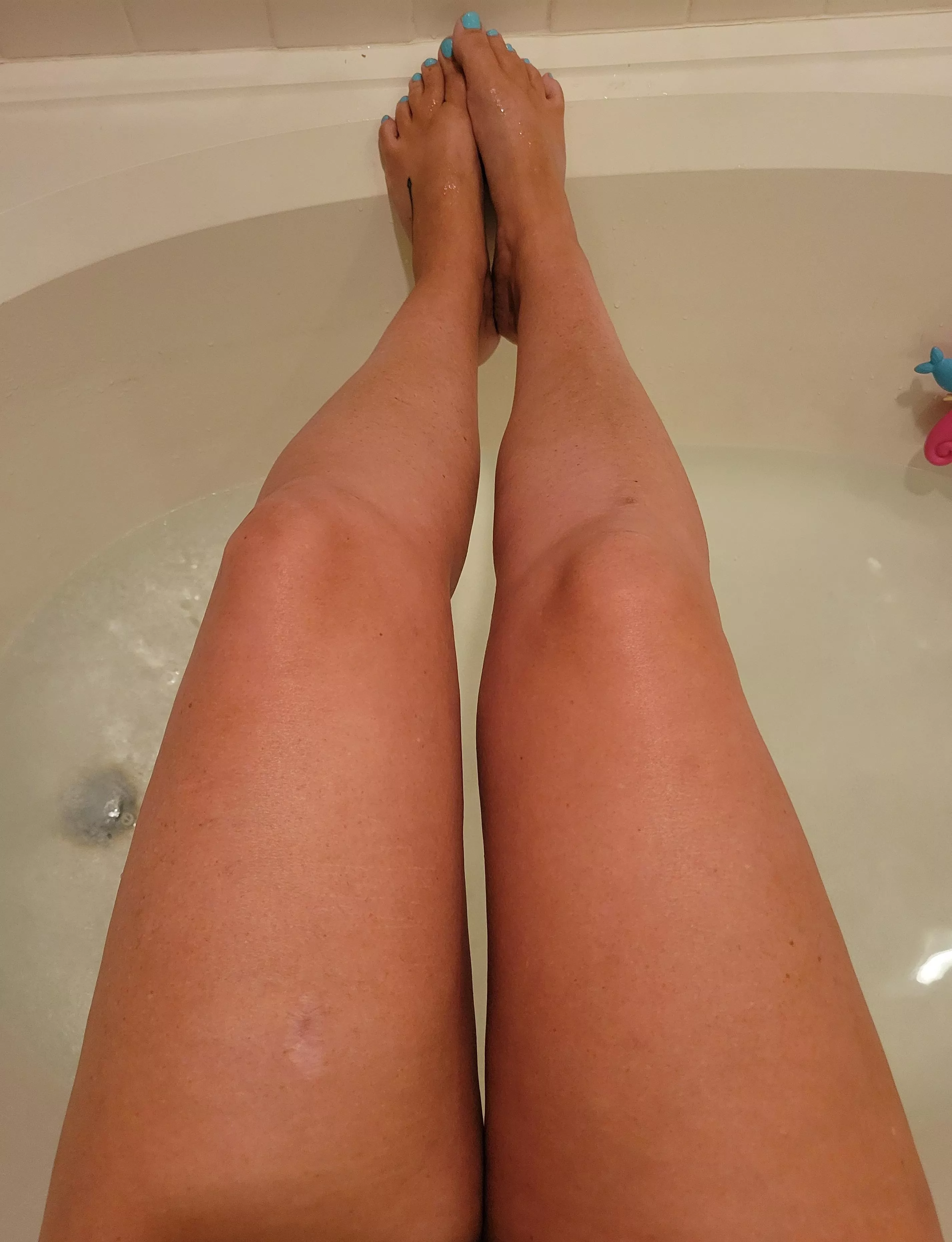 Who wants to see what's between these sunkissed MILF thighs? 🔥😎 [37] posted by DanikaJones420