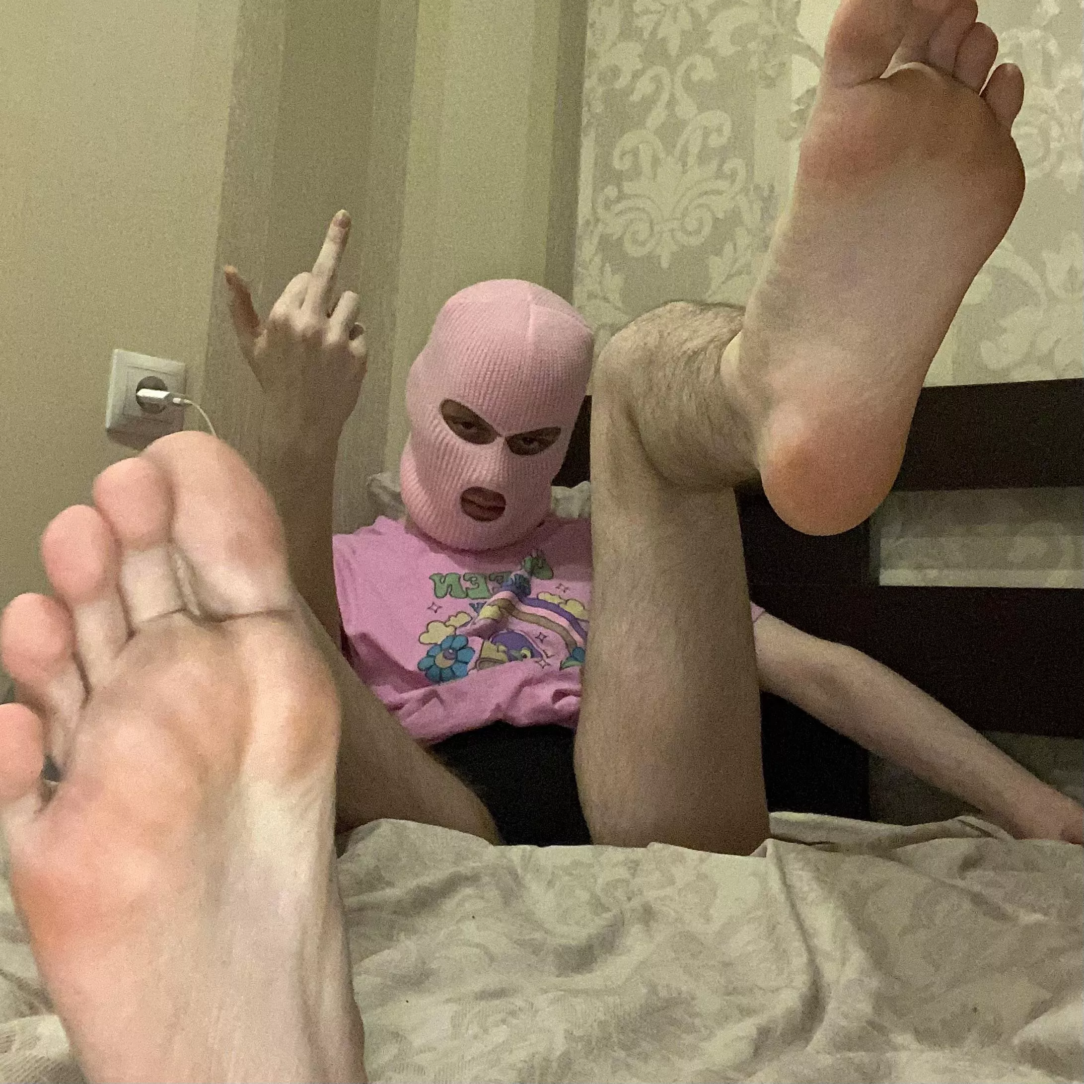 who wants to suck my toes?👅 posted by revedean