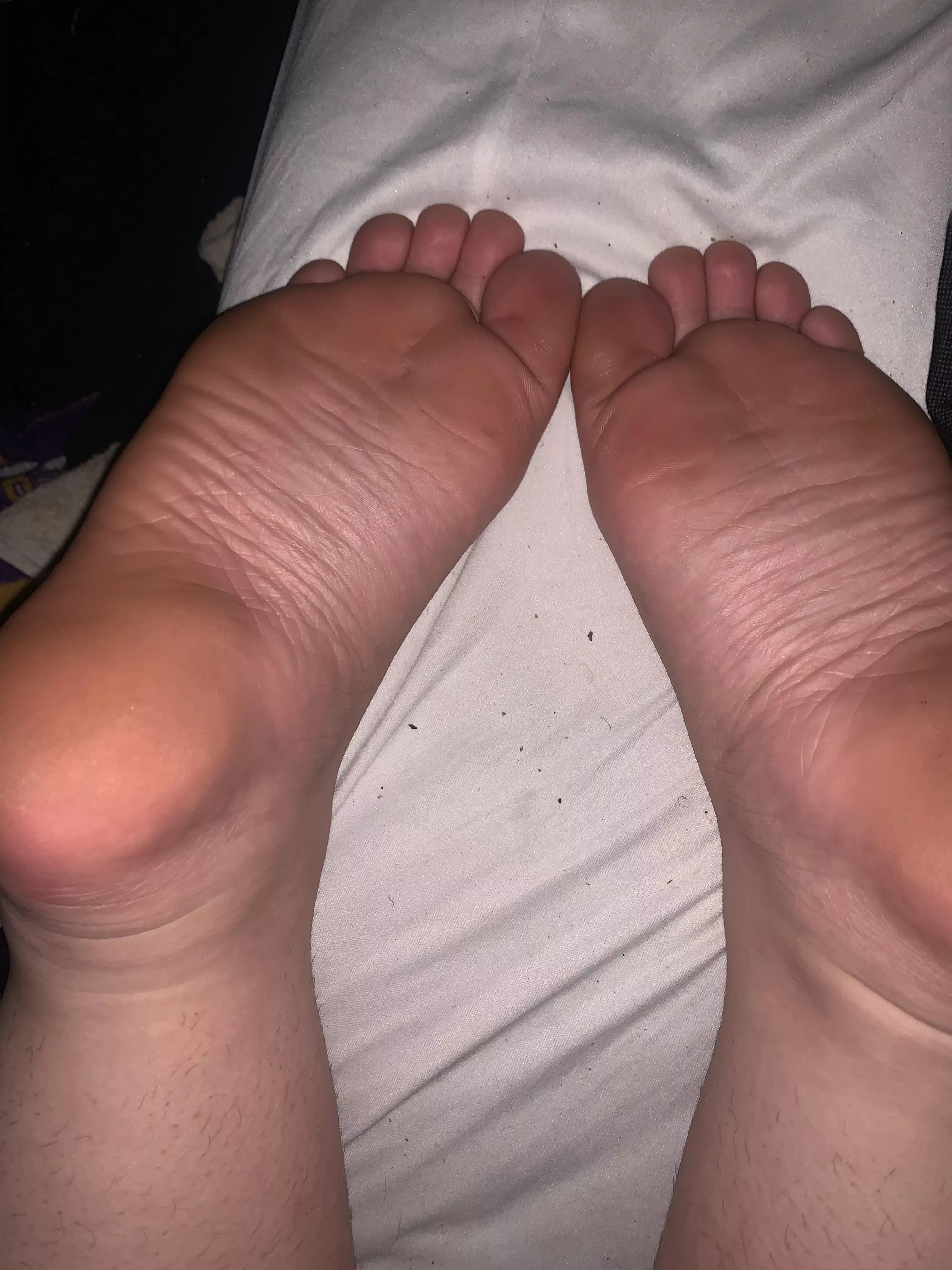 Who wants to watch me cum on my girlfriends sleeping toes posted by jamesjon488