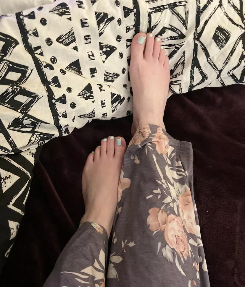 Who wants to worship my feet? posted by failingTHISlife