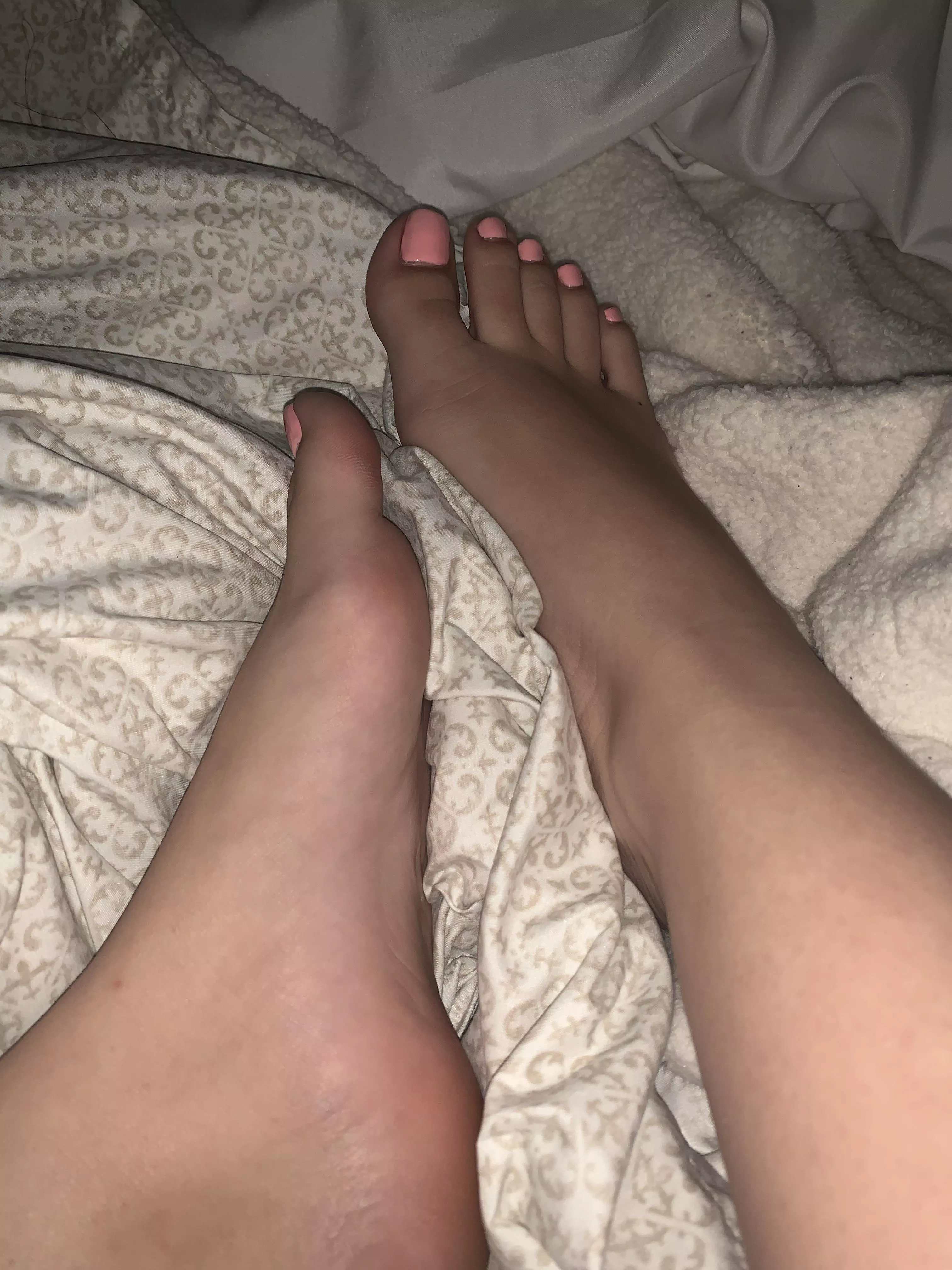 who’s gonna kiss my soles and suck my toes😩 posted by kuhmeelwhorehey