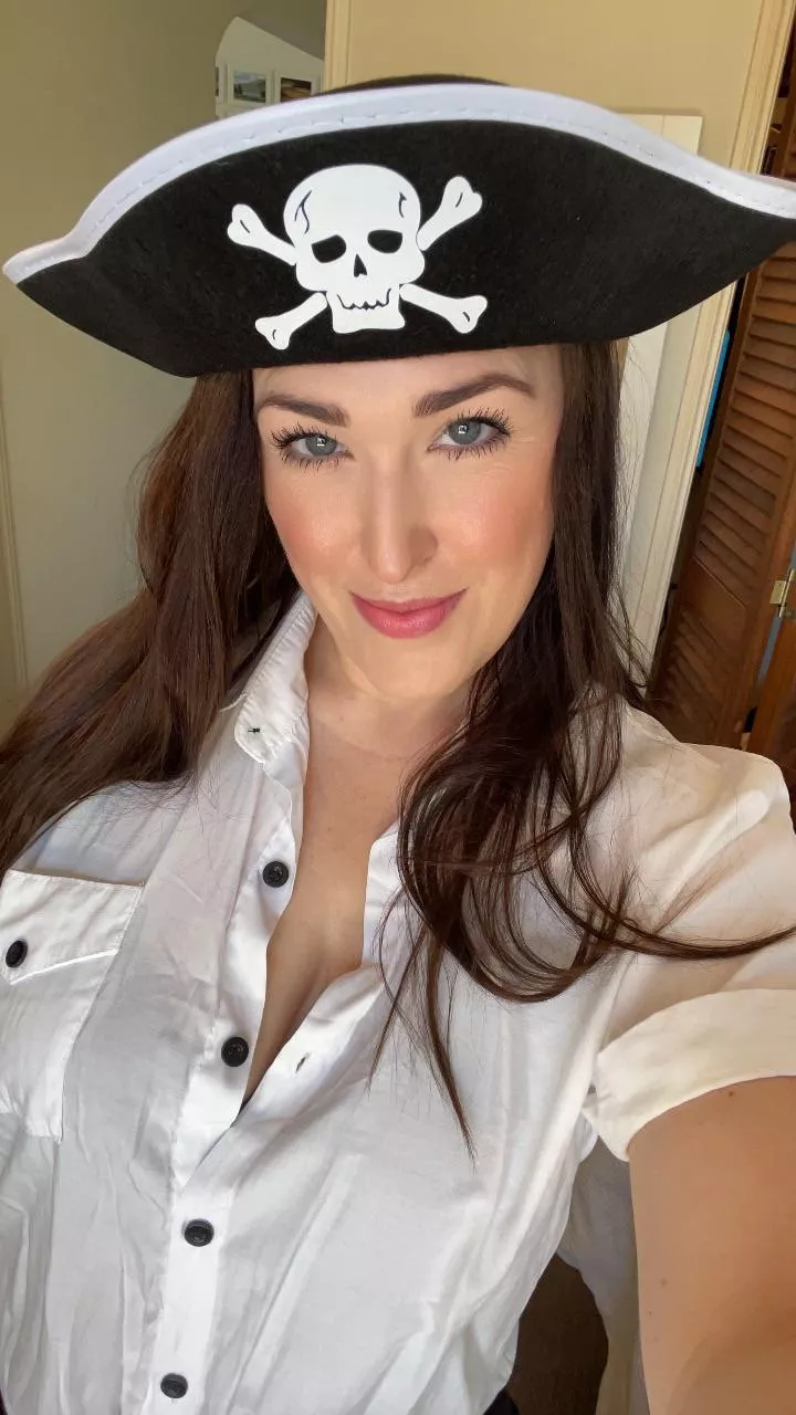 Why is pirating so addictive? …..They say once ye lose yer first hand, ye get hooked! 🏴‍☠️ posted by just-claire