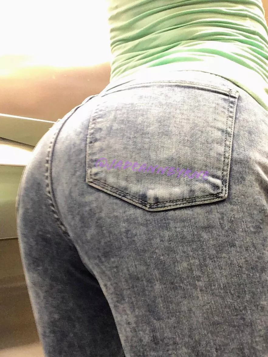 Will you scratch n sniff my pawg booty ? posted by JadeAnnByrne