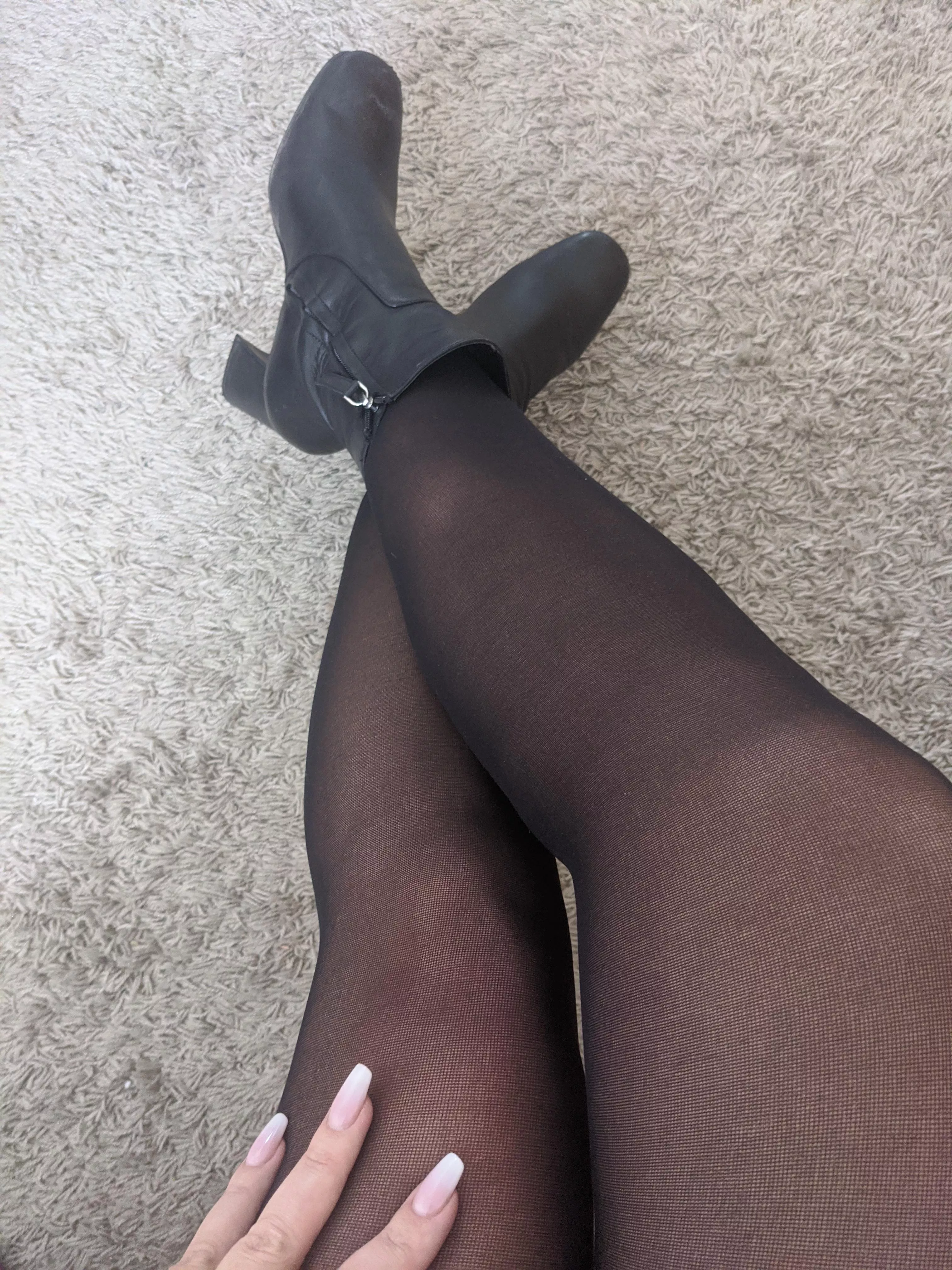 Winter means boots and pantyhose posted by iwantaria