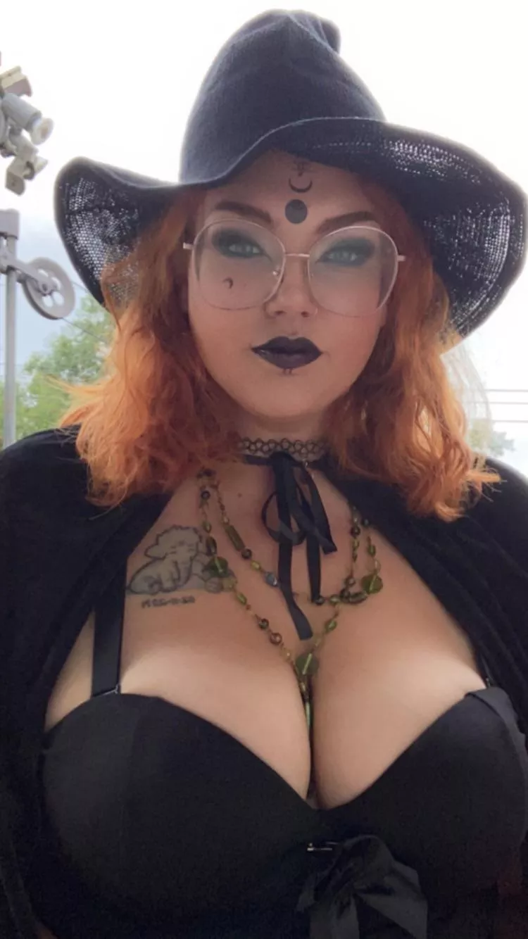 Witchy cleavage ðŸŽƒ posted by Ronica_Peach