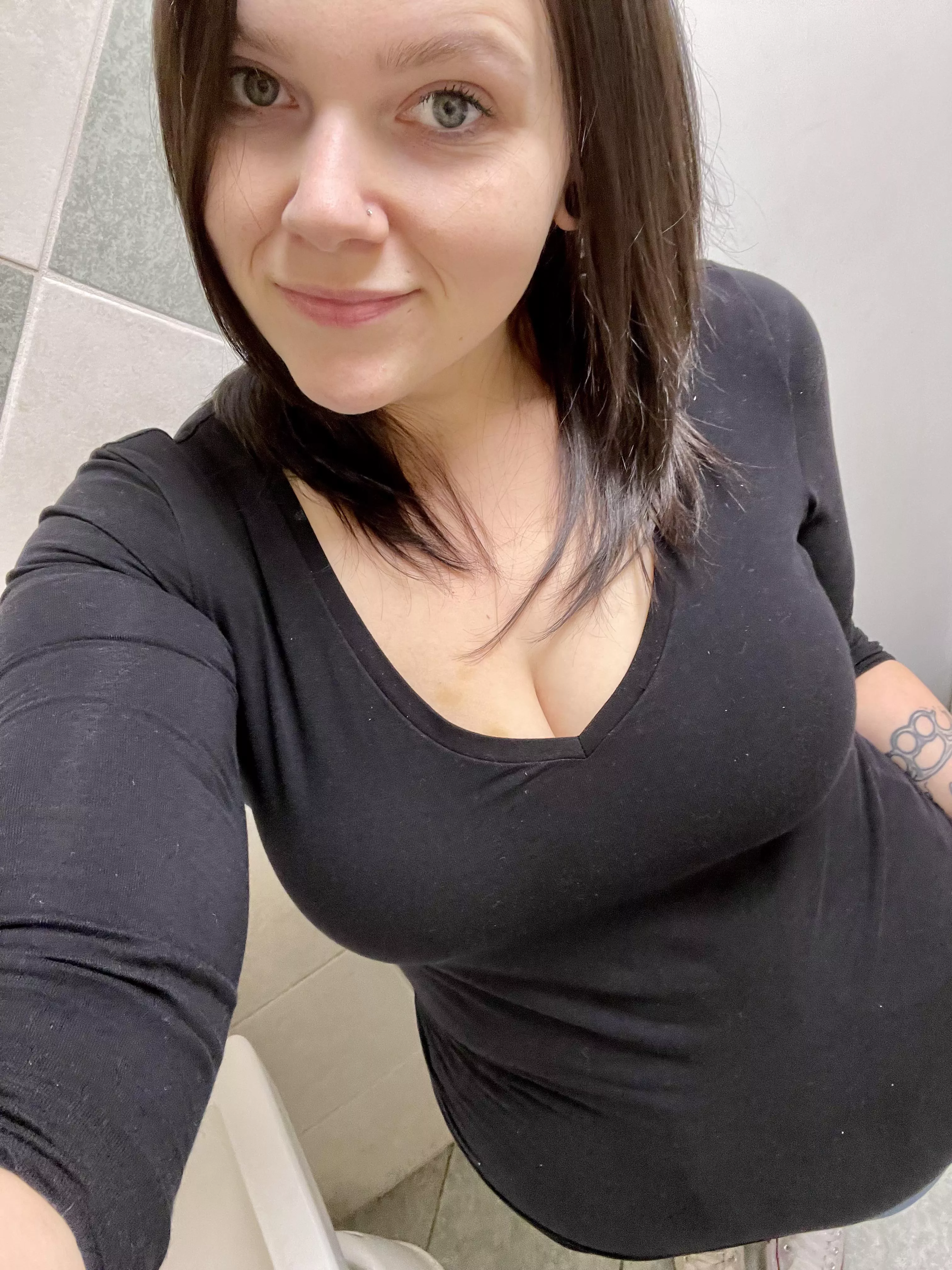 Work bathroom selfie 🖤 posted by bettygoesrawr