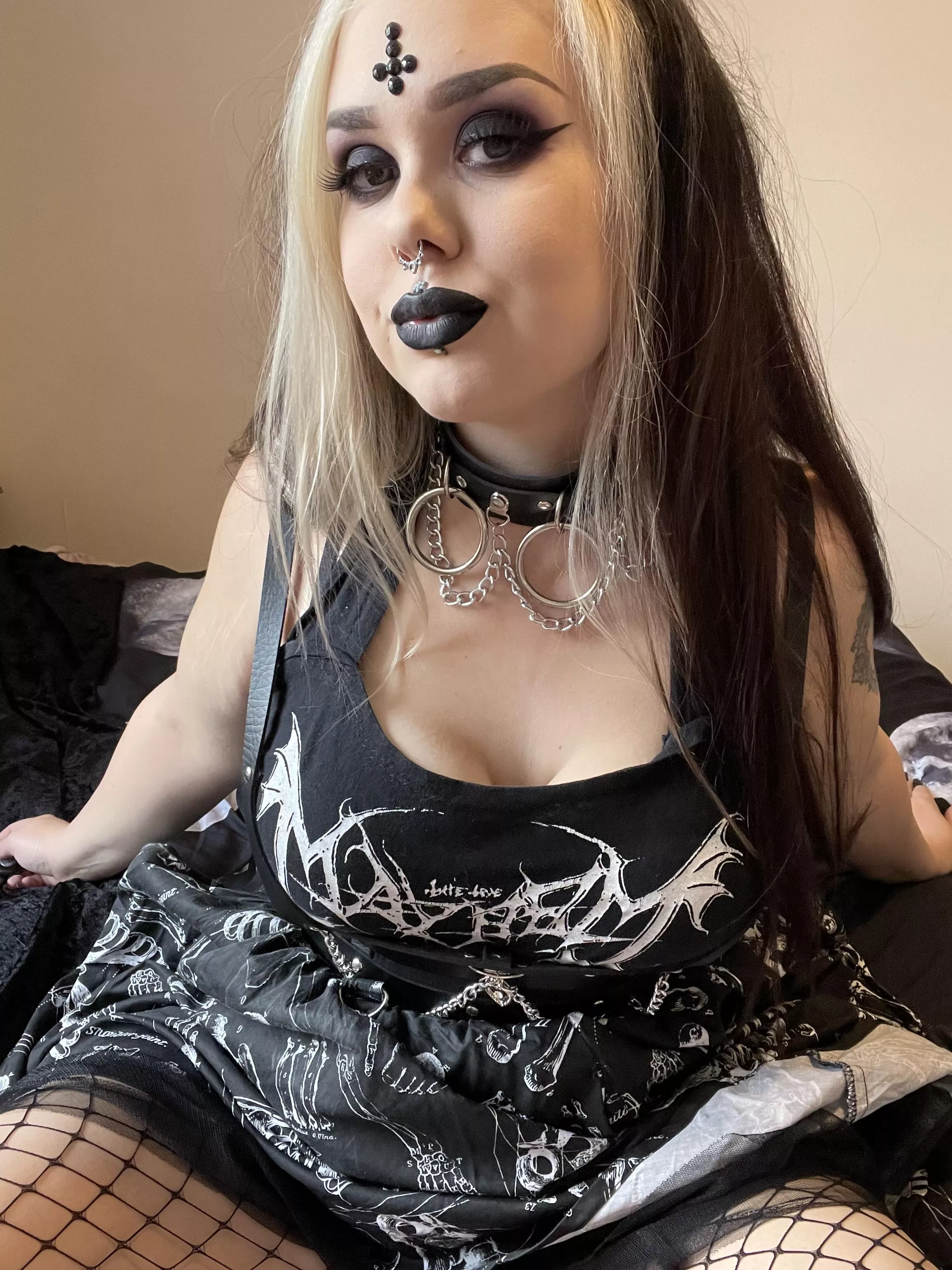 Would you breed me to black metal? 👄👄 posted by BimboGothQueen