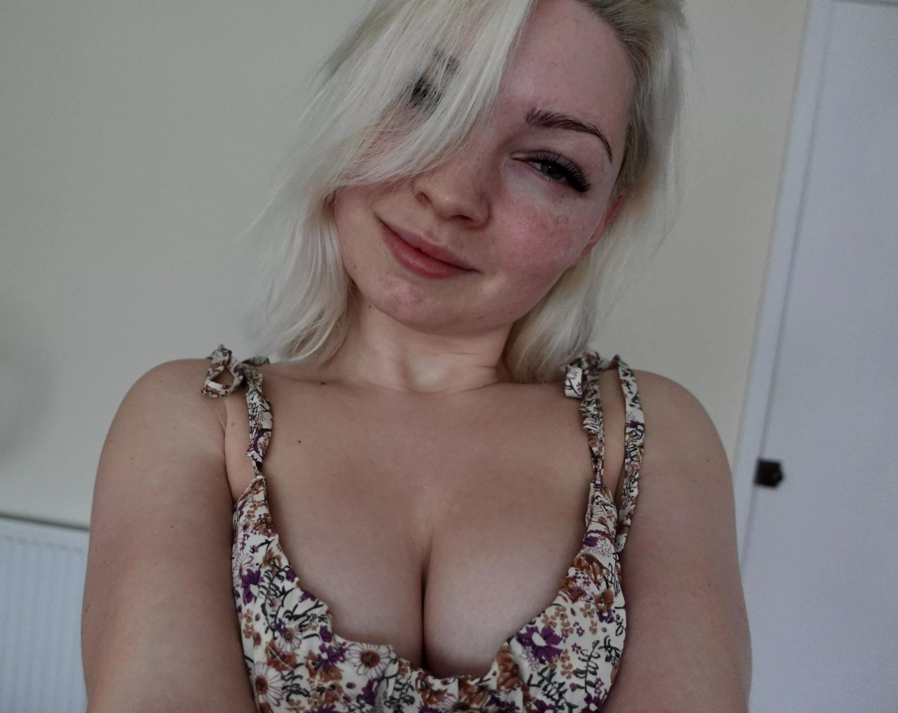 Would you cum on my face or my tits? posted by scarl3ttbaby