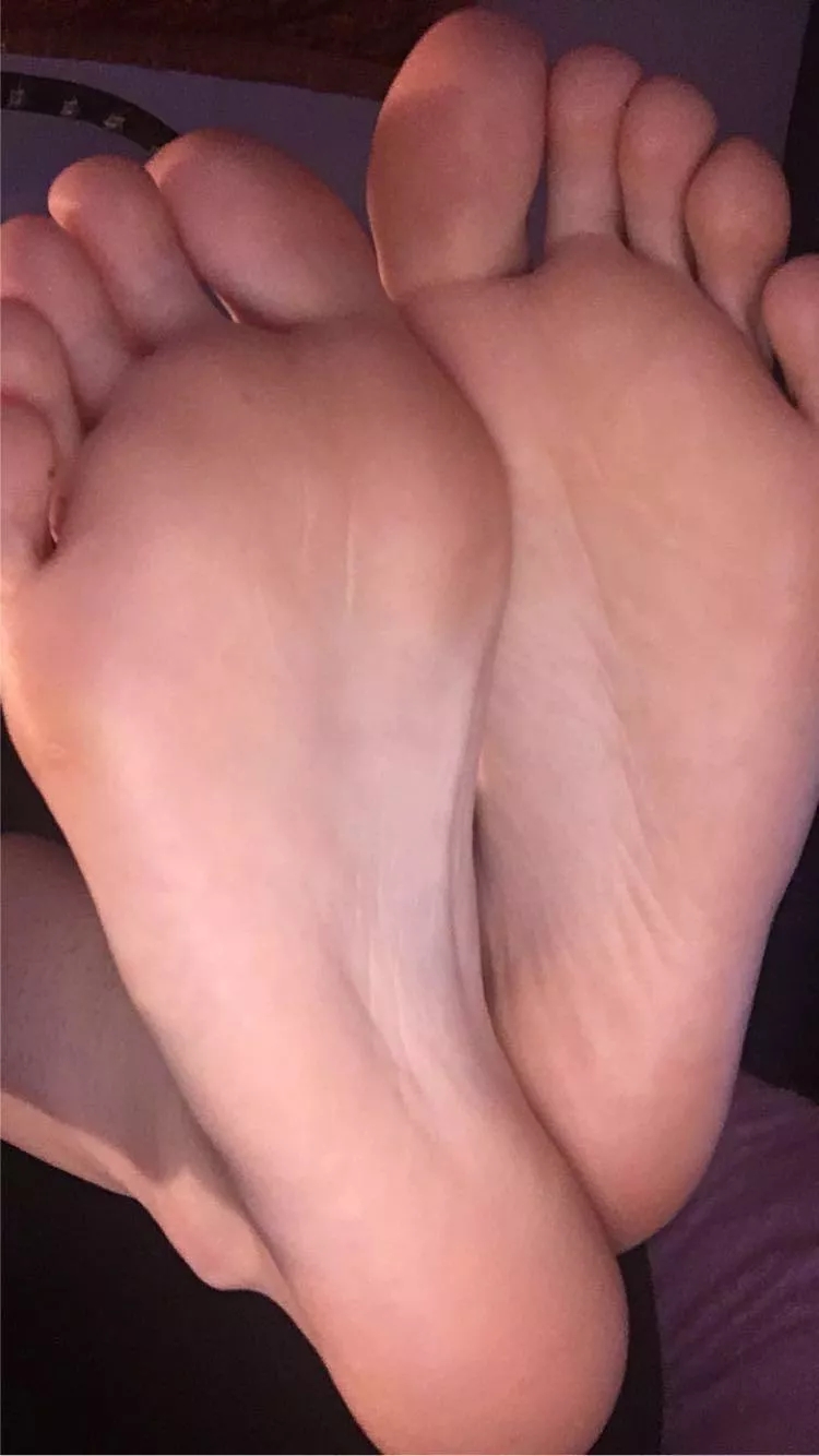 Would you cum on my soles😫 posted by Petitebabe99