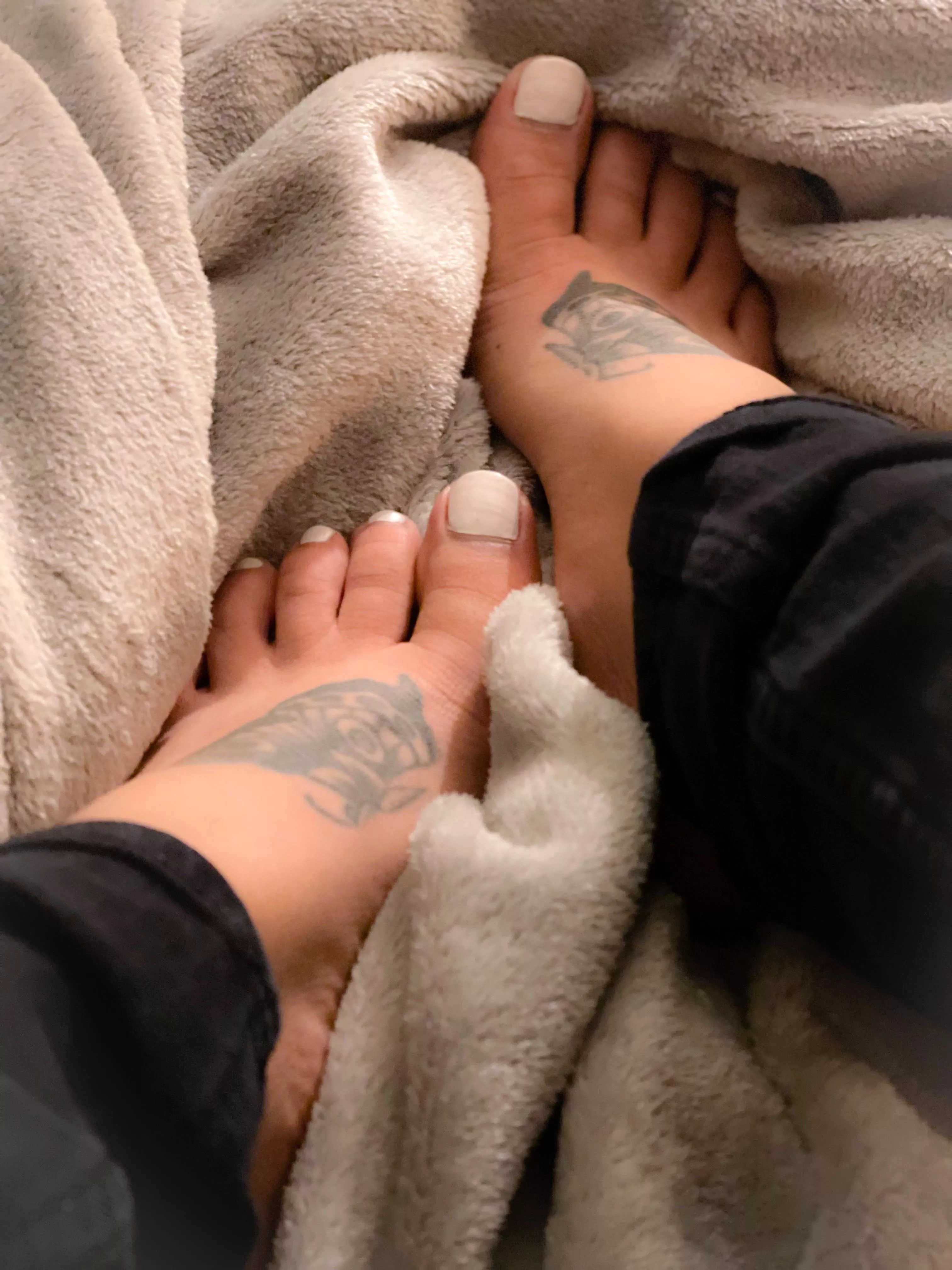 Would you let me wiggle my toes in your face 💋🤍✨ posted by Spookytootsies