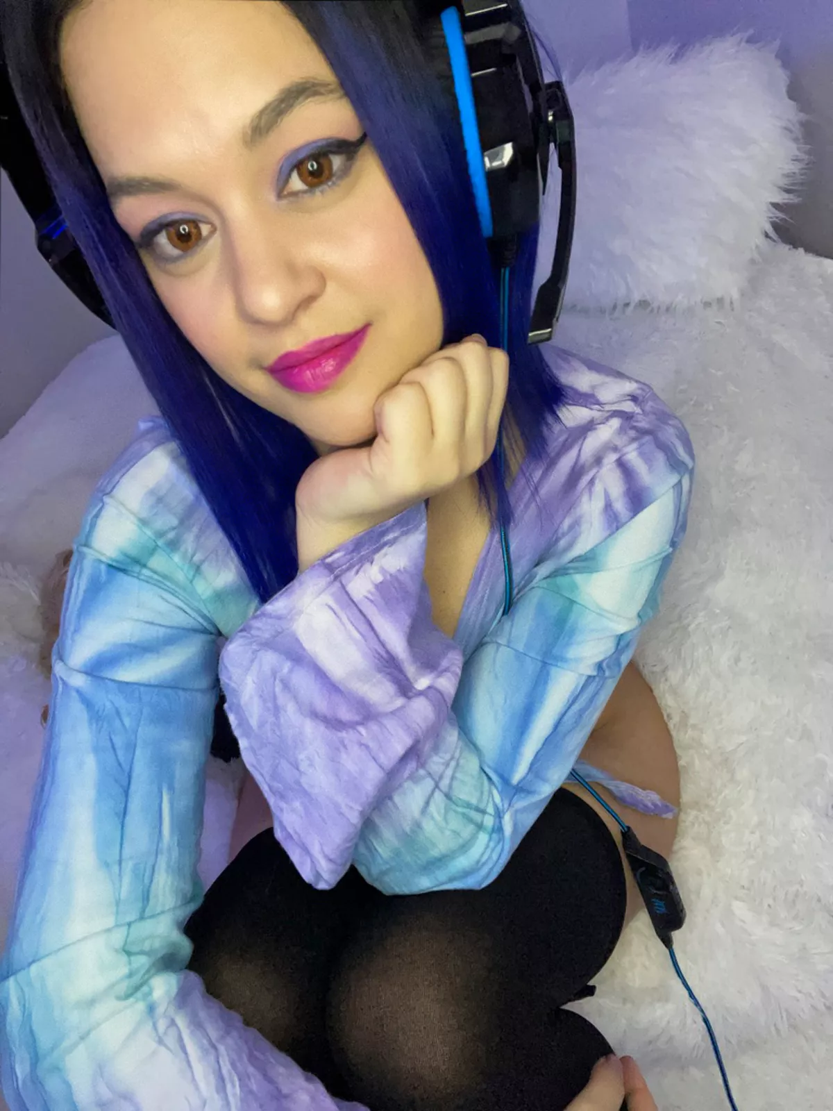 Would you play with me while I stream ? I need some under desk support! posted by COME_PLAY_WITH_ABBY