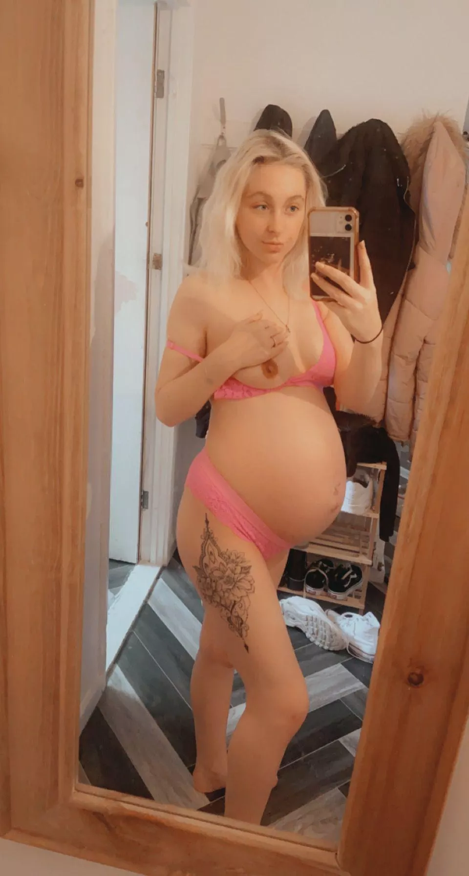 Would you smash my petite pregnant bod💞 posted by LillzHannah