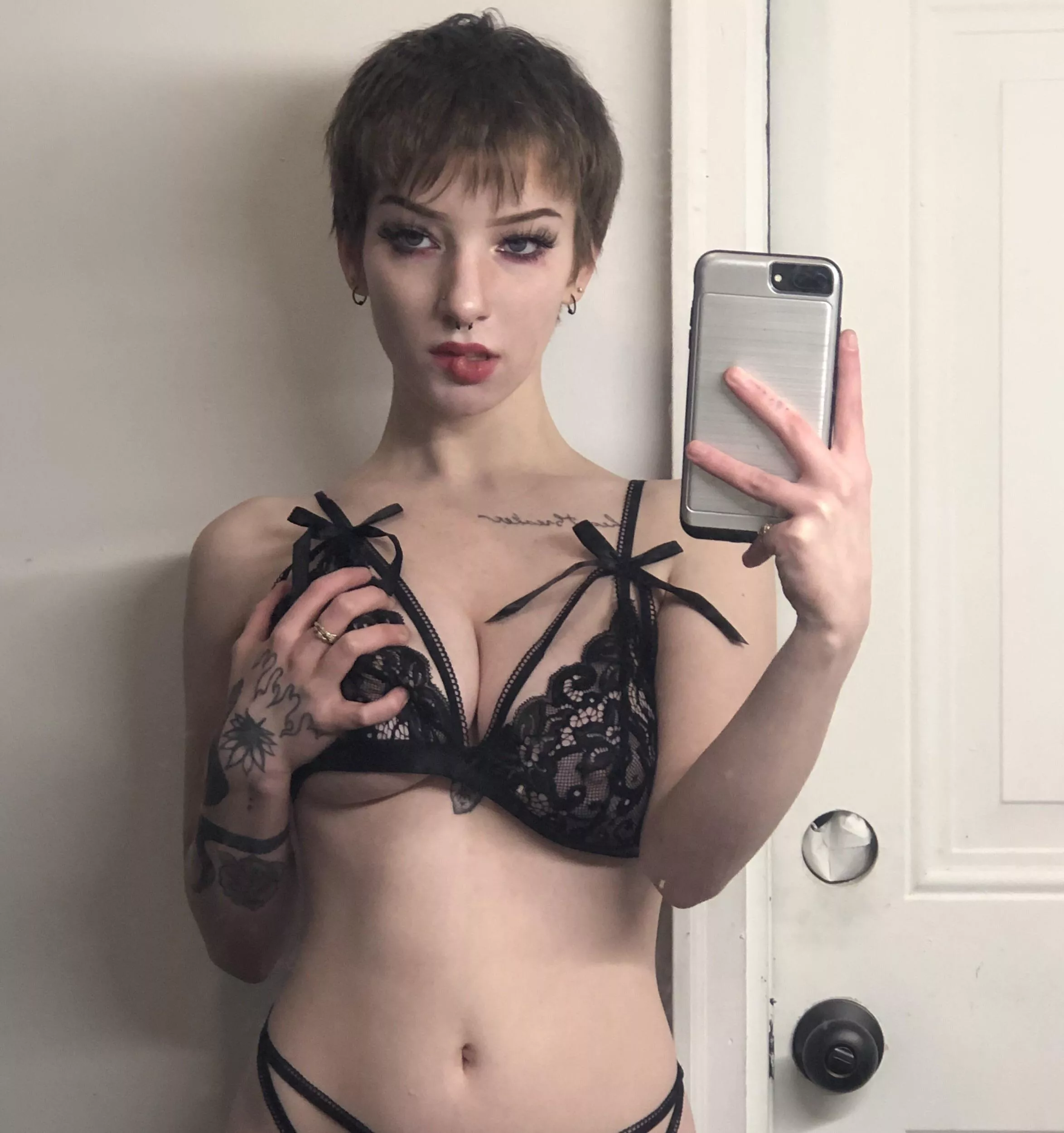 would you tiddy fuck a 19 year old with short hair? posted by that1girlyoukno