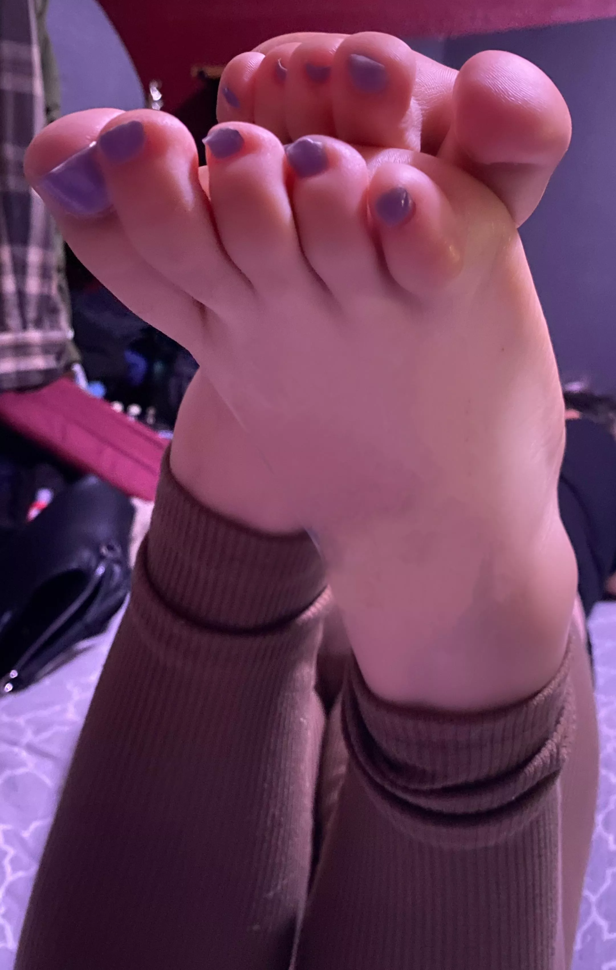 Would you use my feet? 🥰 posted by HerCuteBelly