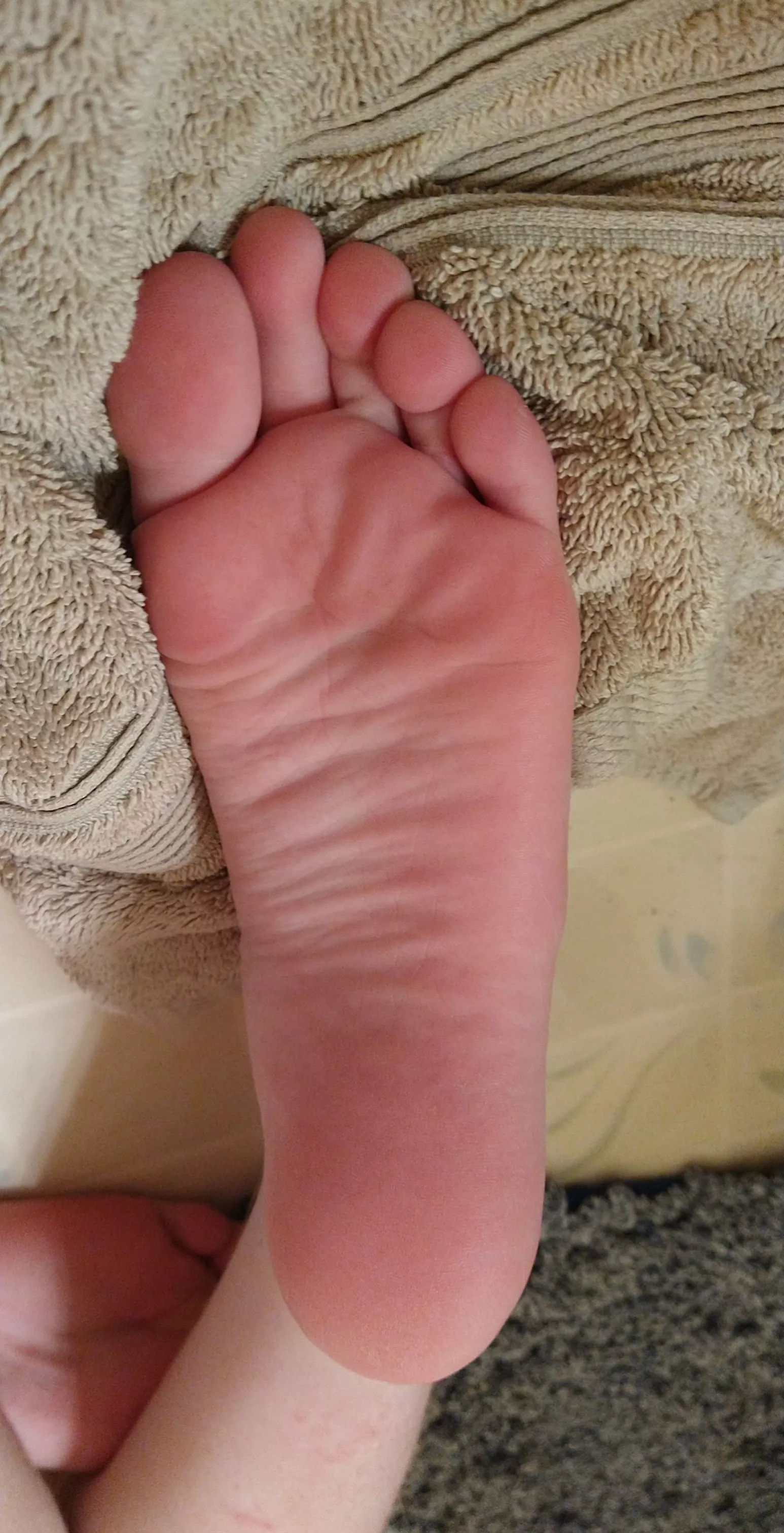 Wrinkly, fresh toes! (Dms welcome!) posted by feetiecutie