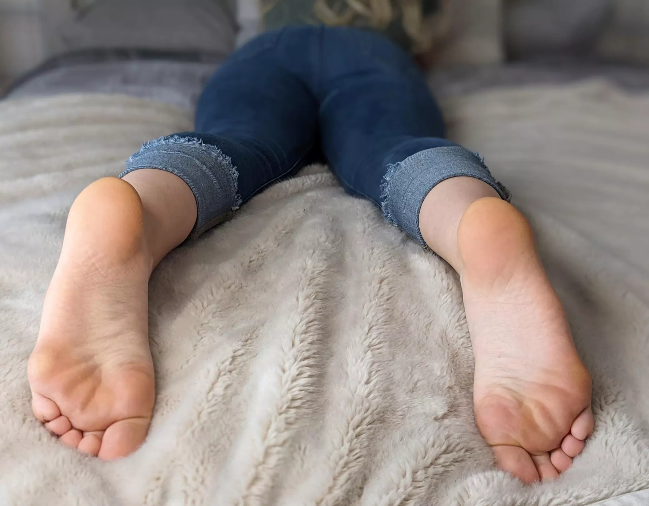 Wrinkly, smooth or sweaty, there's just something so lovely about soles of the feet 🥰 what do you think? posted by DarlingArches