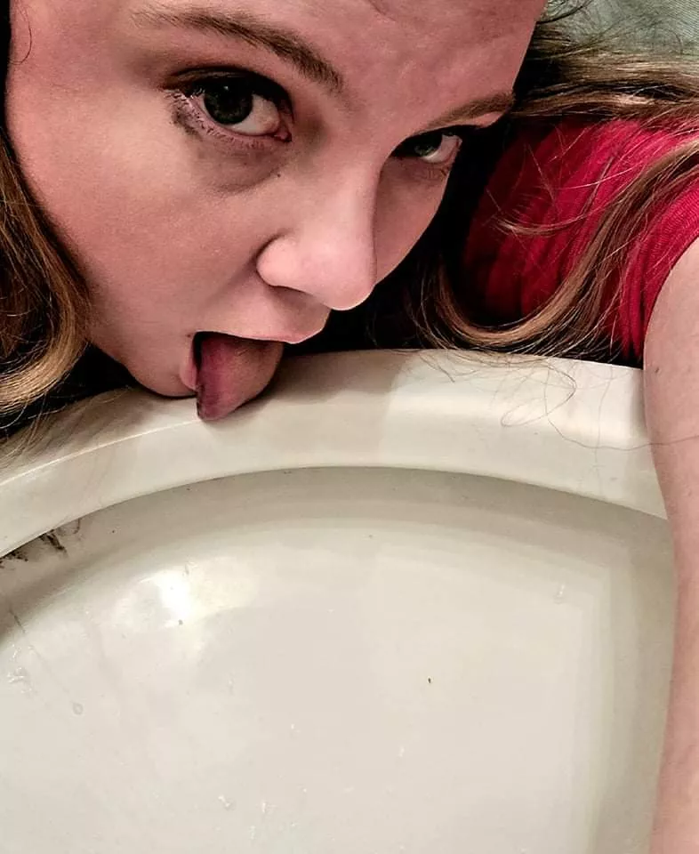 Yes that's a toilet 😏😈 What do you think? should I post more? posted by alexis4713