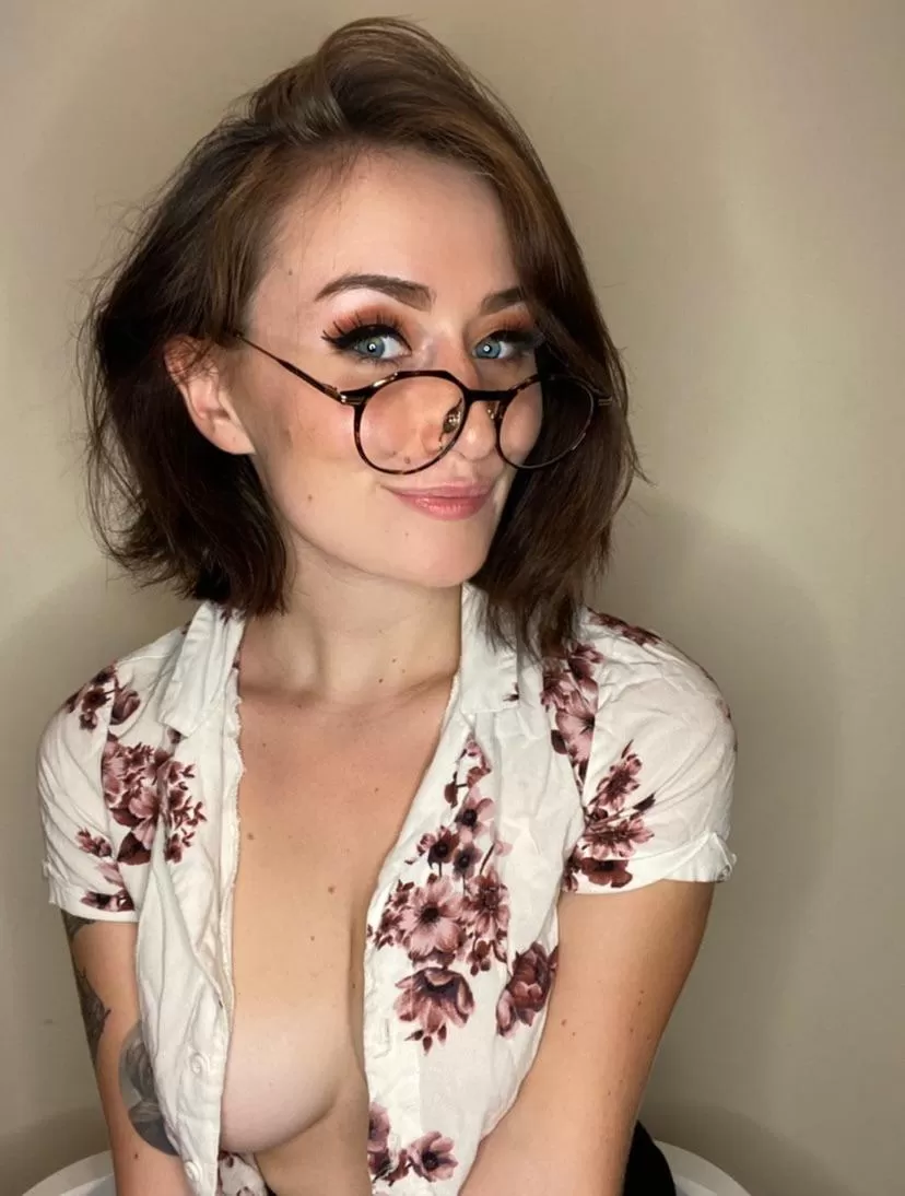 Yes, they’re real glasses 🤓 (fun fact: I’m half blind in one eye)❤️ (20 F) posted by veronicaventure