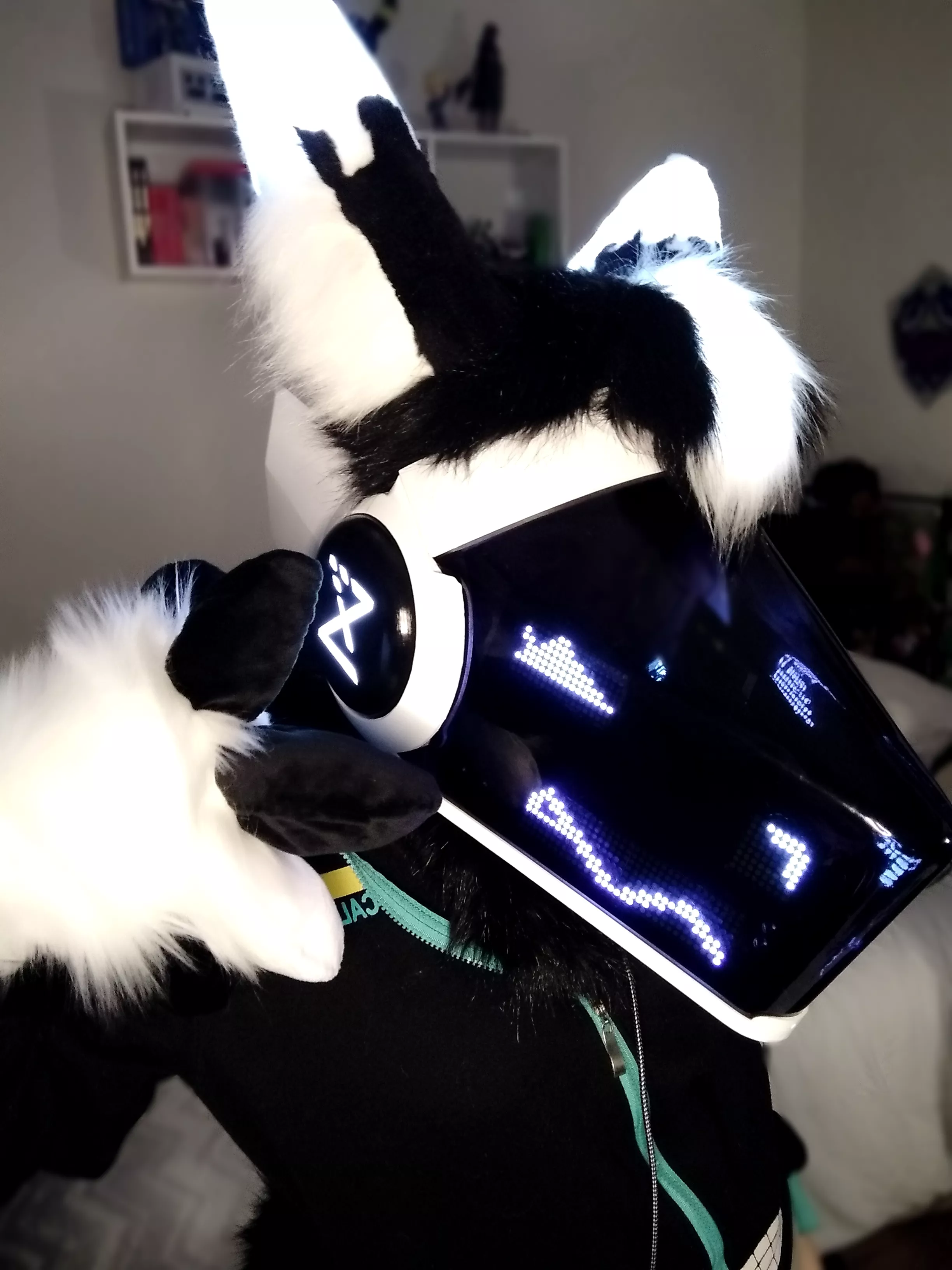 Yo ! I received the fursuit head of my protogen, it's incredible i love it ! ⚡ posted by Ezaskielv