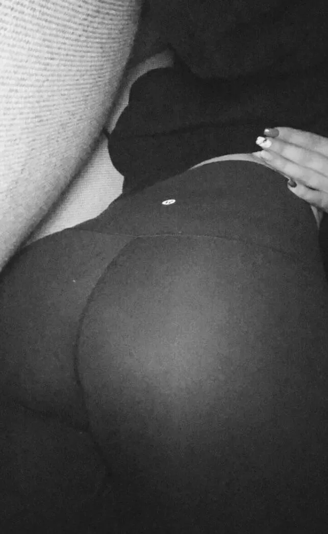 Yoga pants 🖤 posted by Sophiasummers