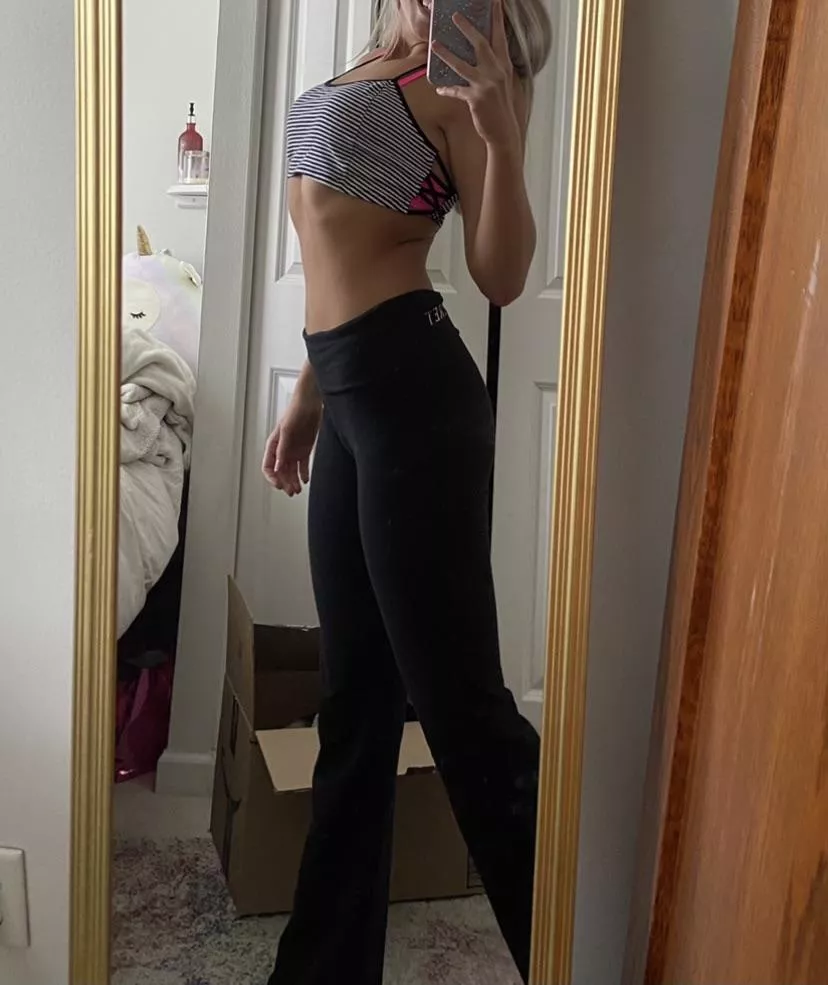 Yoga pants and a crop top 😍 posted by lavenderbunnybaby