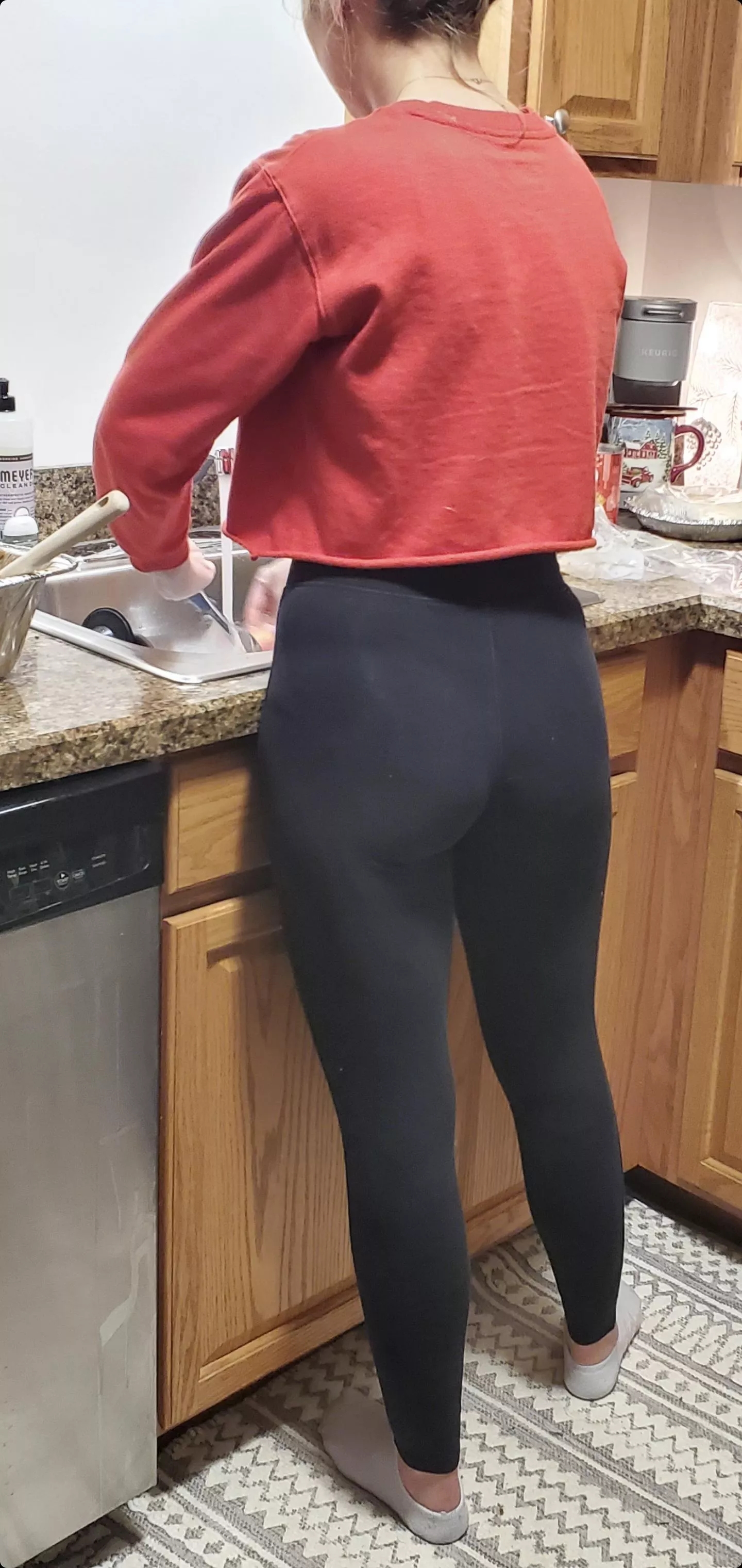 Yoga pants dropped soon after the ball🤤 posted by theemilfnextdoor